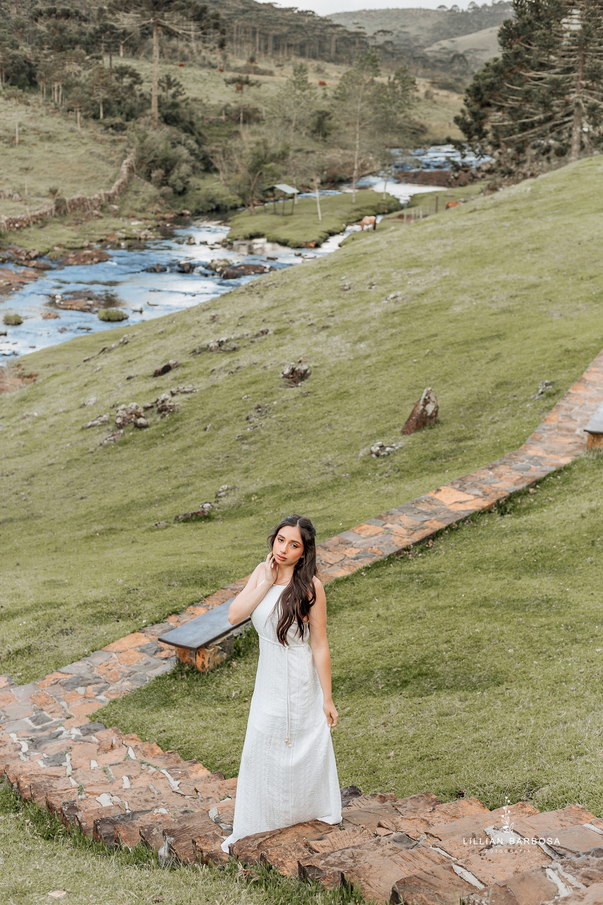 ensaio-de-quinze-anos-Atelie-daniela-nagel-serra-do-rio-do-rastro-vestido azul-preto-rosa-balanço-com-flores-fotografa-de-lauro-muller-santa-catarina
