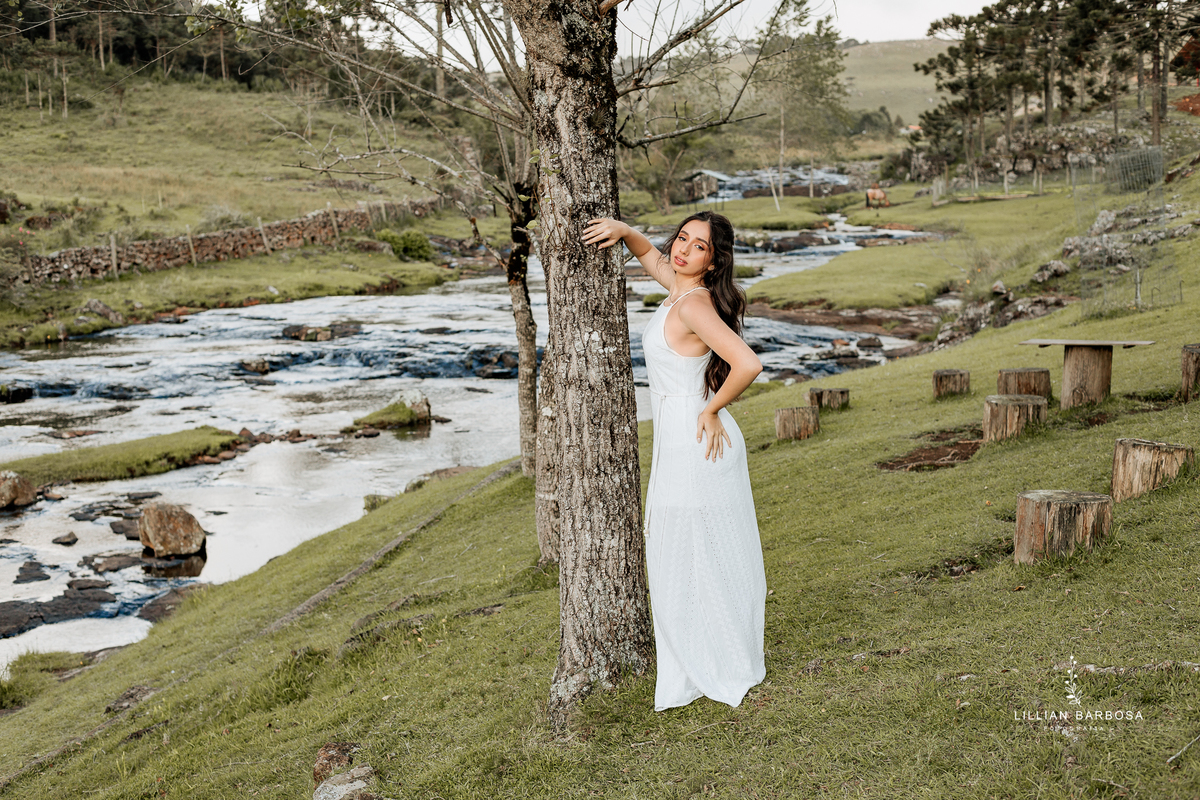 ensaio-de-quinze-anos-Atelie-daniela-nagel-serra-do-rio-do-rastro-vestido azul-preto-rosa-balanço-com-flores-fotografa-de-lauro-muller-santa-catarina