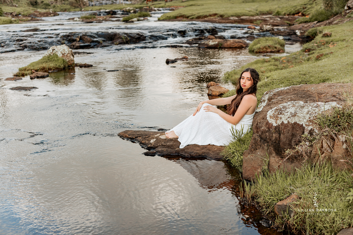 ensaio-de-quinze-anos-Atelie-daniela-nagel-serra-do-rio-do-rastro-vestido azul-preto-rosa-balanço-com-flores-fotografa-de-lauro-muller-santa-catarina
