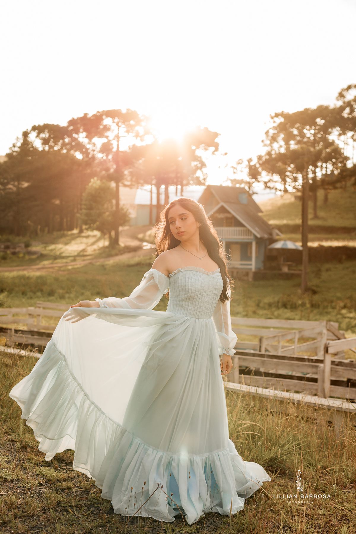 ensaio-de-quinze-anos-Atelie-daniela-nagel-serra-do-rio-do-rastro-vestido azul-preto-rosa-balanço-com-flores-fotografa-de-lauro-muller-santa-catarina