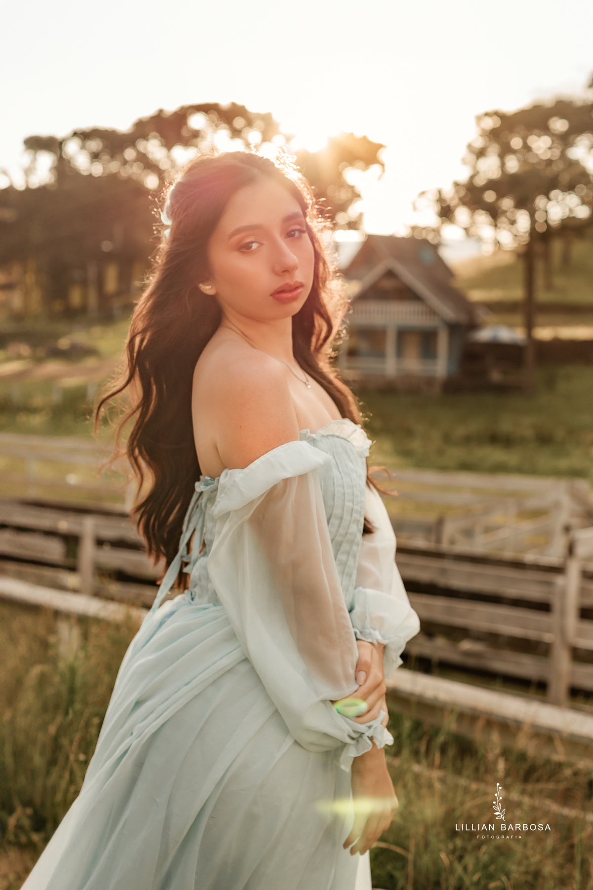 ensaio-de-quinze-anos-Atelie-daniela-nagel-serra-do-rio-do-rastro-vestido azul-preto-rosa-balanço-com-flores-fotografa-de-lauro-muller-santa-catarina