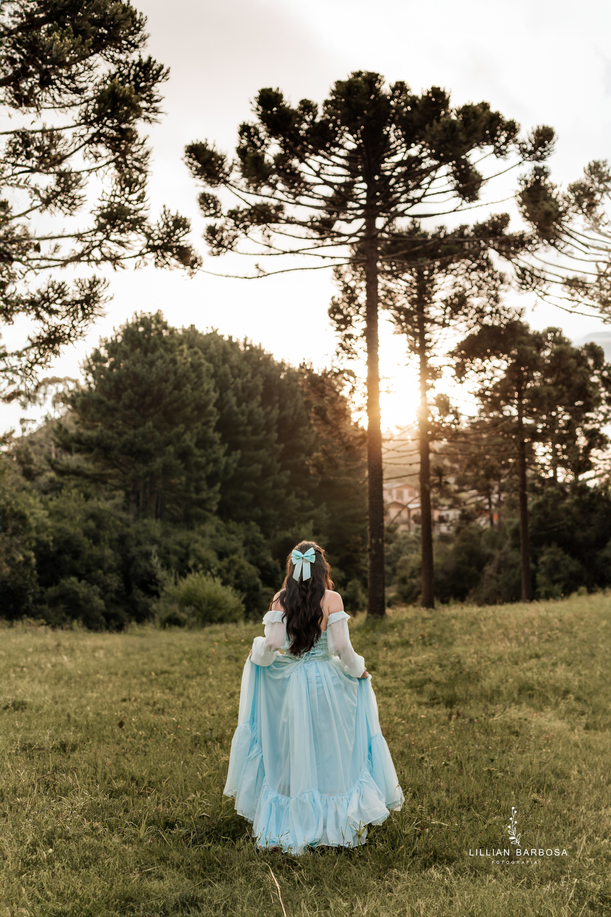 ensaio-de-quinze-anos-Atelie-daniela-nagel-serra-do-rio-do-rastro-vestido azul-preto-rosa-balanço-com-flores-fotografa-de-lauro-muller-santa-catarina