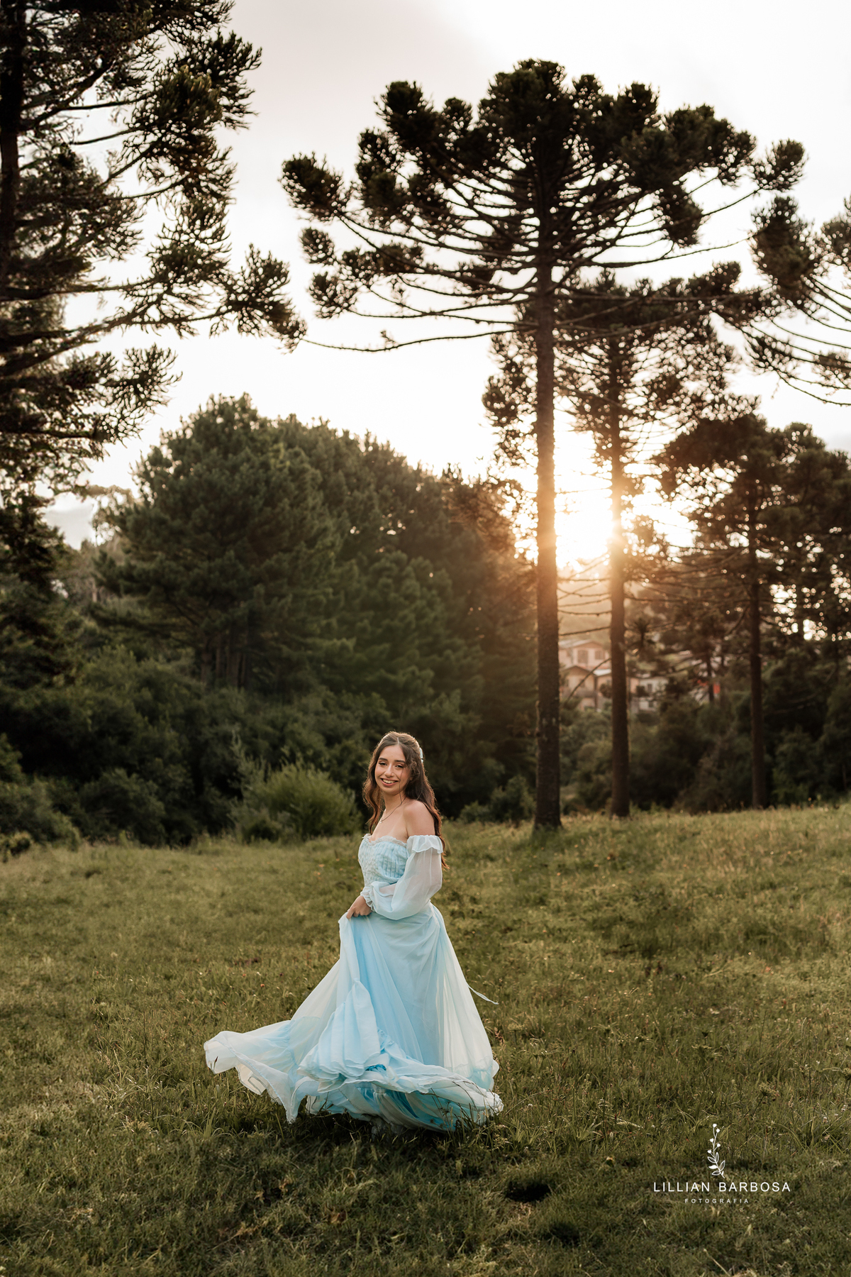 ensaio-de-quinze-anos-Atelie-daniela-nagel-serra-do-rio-do-rastro-vestido azul-preto-rosa-balanço-com-flores-fotografa-de-lauro-muller-santa-catarina
