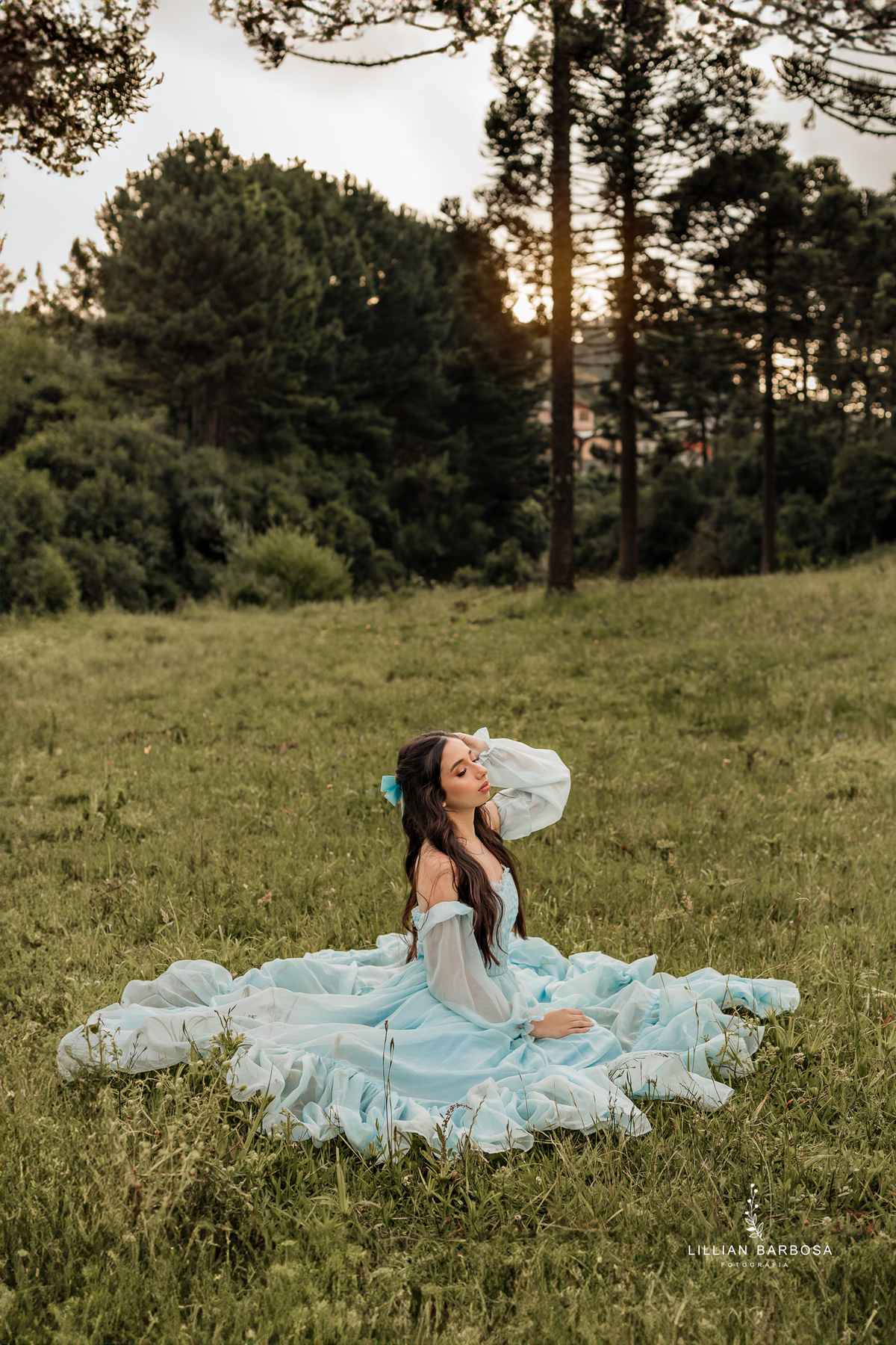 ensaio-de-quinze-anos-Atelie-daniela-nagel-serra-do-rio-do-rastro-vestido azul-preto-rosa-balanço-com-flores-fotografa-de-lauro-muller-santa-catarina