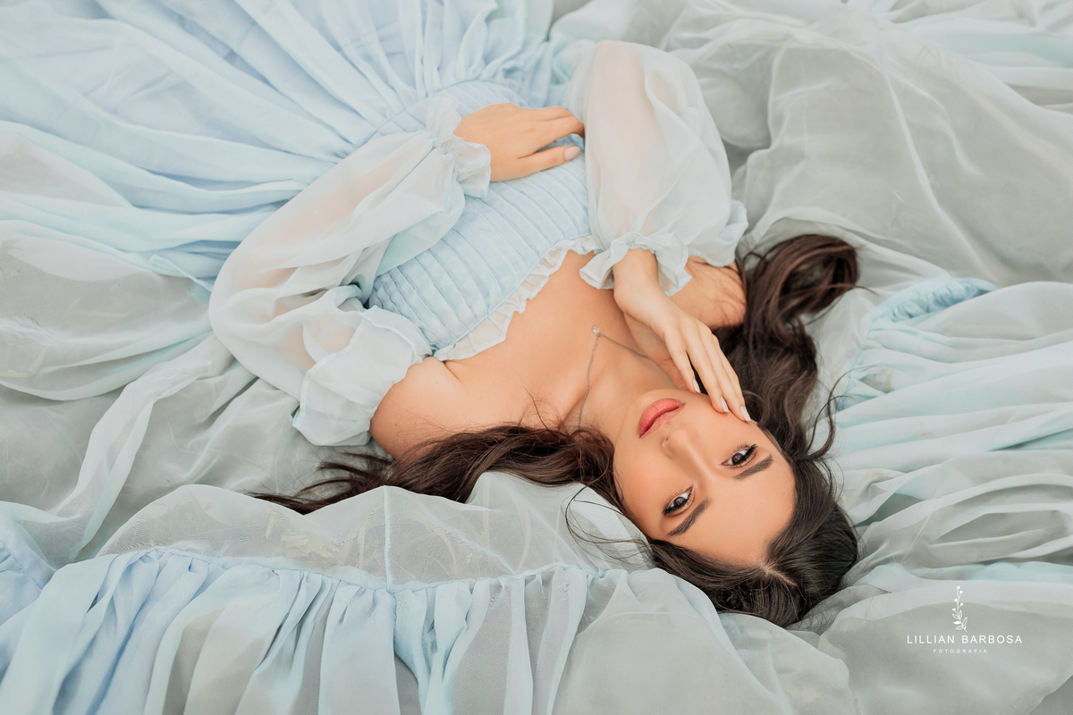 ensaio-de-quinze-anos-Atelie-daniela-nagel-serra-do-rio-do-rastro-vestido azul-preto-rosa-balanço-com-flores-fotografa-de-lauro-muller-santa-catarina