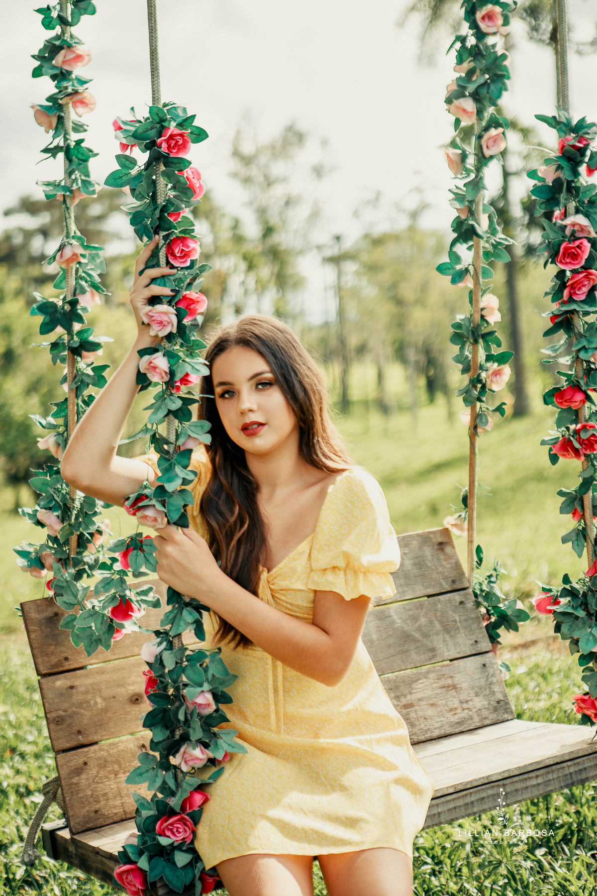 ensaio-de-quinze-anos-castelo-henrique-lage-vestido-vermelho-amarelo-prenda-com-cavalo-fotografa-de-lauro-muller-santa-catarina