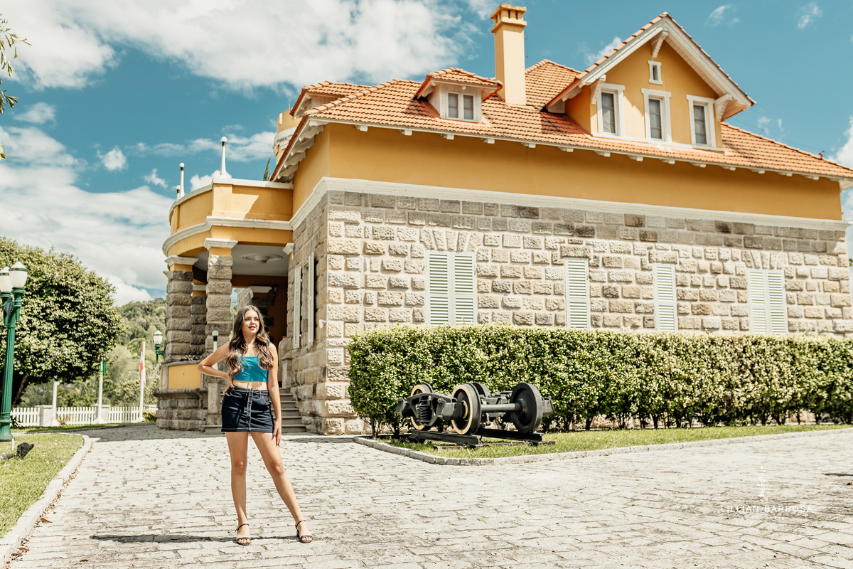 ensaio-de-quinze-anos-castelo-henrique-lage-vestido-vermelho-amarelo-prenda-com-cavalo-fotografa-de-lauro-muller-santa-catarina