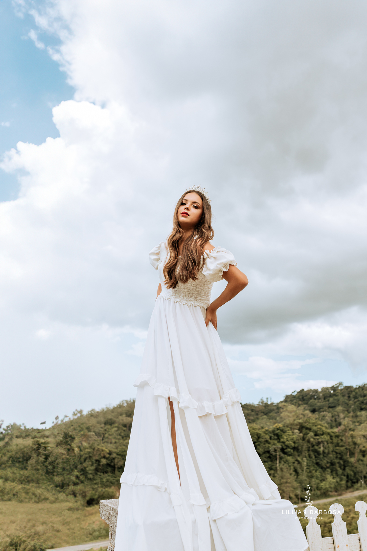 ensaio-de-quinze-anos-castelo-henrique-lage-vestido-vermelho-amarelo-prenda-com-cavalo-fotografa-de-lauro-muller-santa-catarina