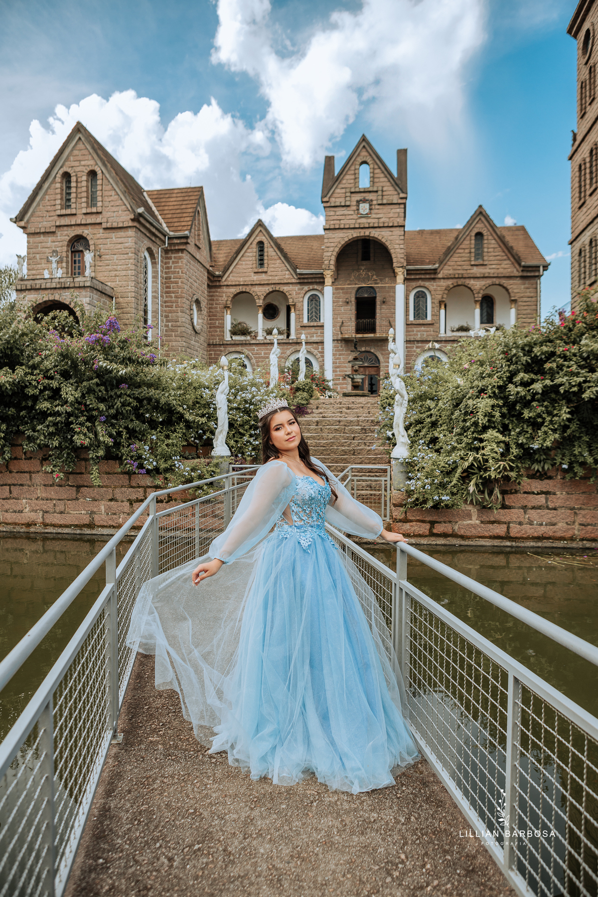 ensaio-de-quinze-anos-castelo-vestido-vermelho-Azul-bege-com-girrasoi-fotografa-de-lauro-muller-santa-catarina