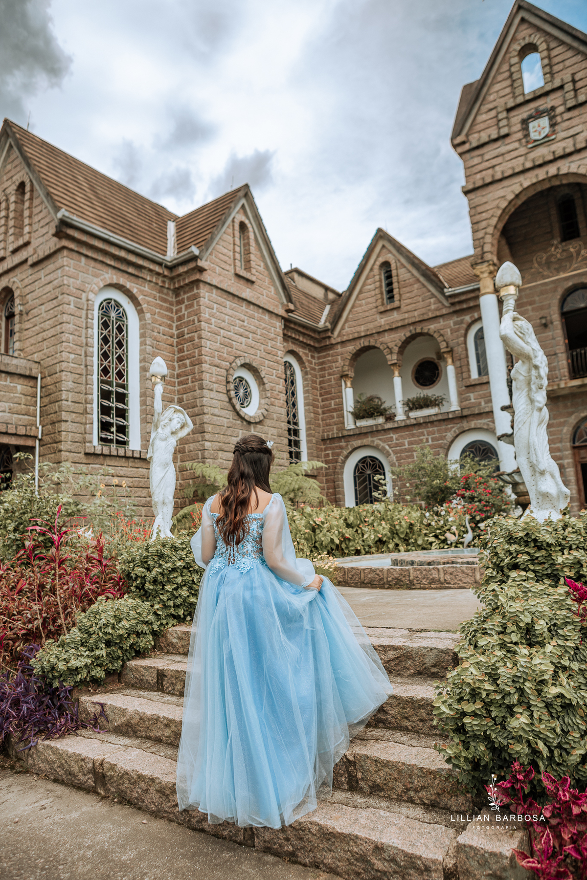 ensaio-de-quinze-anos-castelo-vestido-vermelho-Azul-bege-com-girrasoi-fotografa-de-lauro-muller-santa-catarina