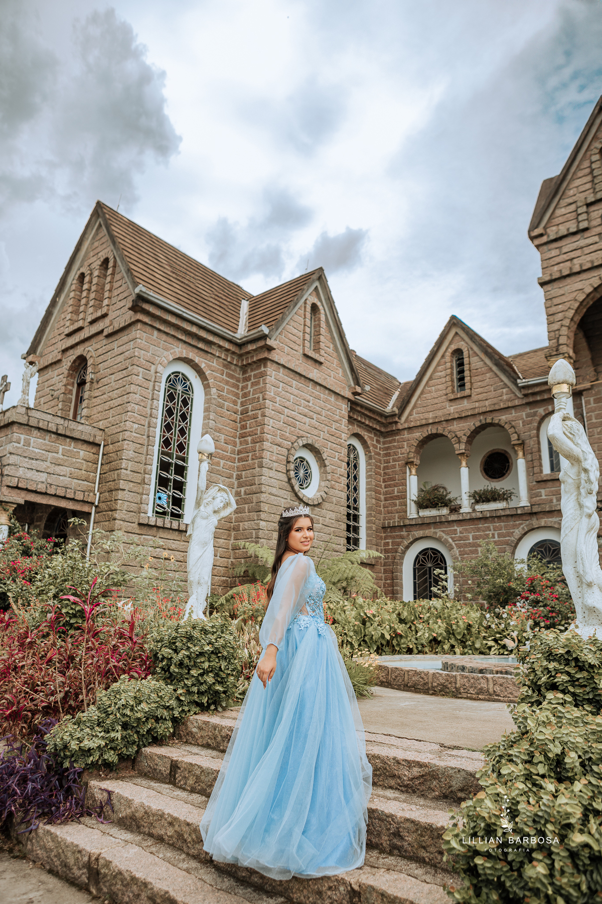 ensaio-de-quinze-anos-castelo-vestido-vermelho-Azul-bege-com-girrasoi-fotografa-de-lauro-muller-santa-catarina
