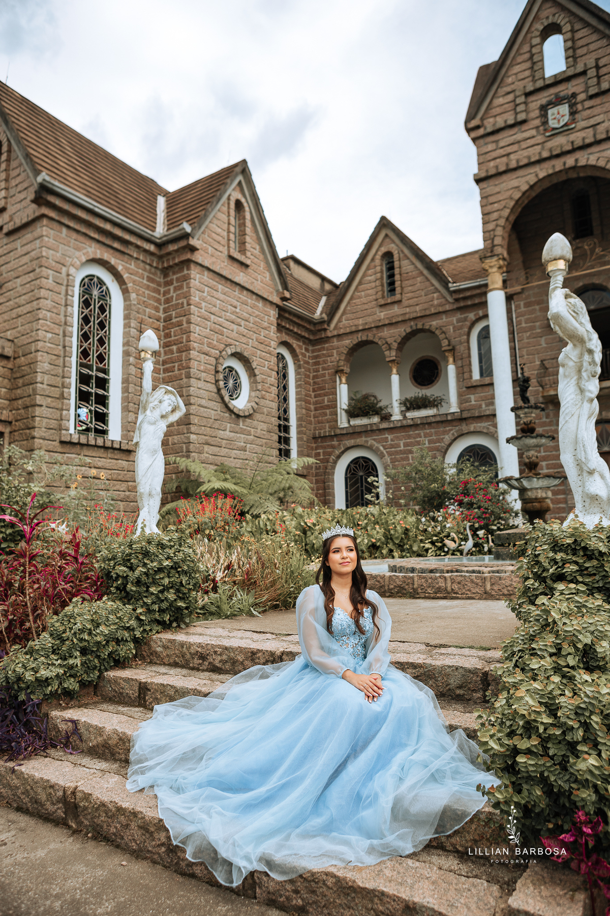 ensaio-de-quinze-anos-castelo-vestido-vermelho-Azul-bege-com-girrasoi-fotografa-de-lauro-muller-santa-catarina