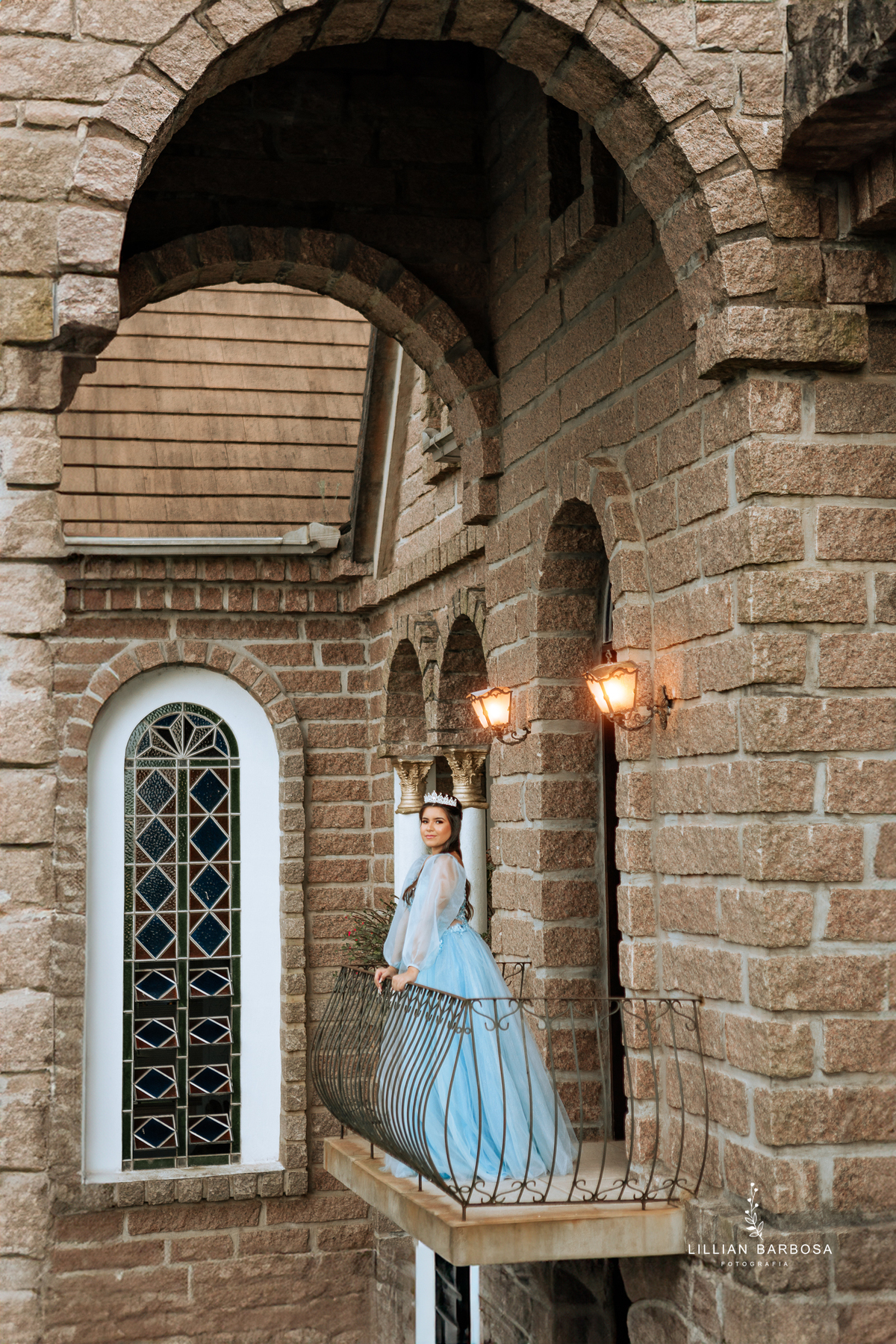 ensaio-de-quinze-anos-castelo-vestido-vermelho-Azul-bege-com-girrasoi-fotografa-de-lauro-muller-santa-catarina