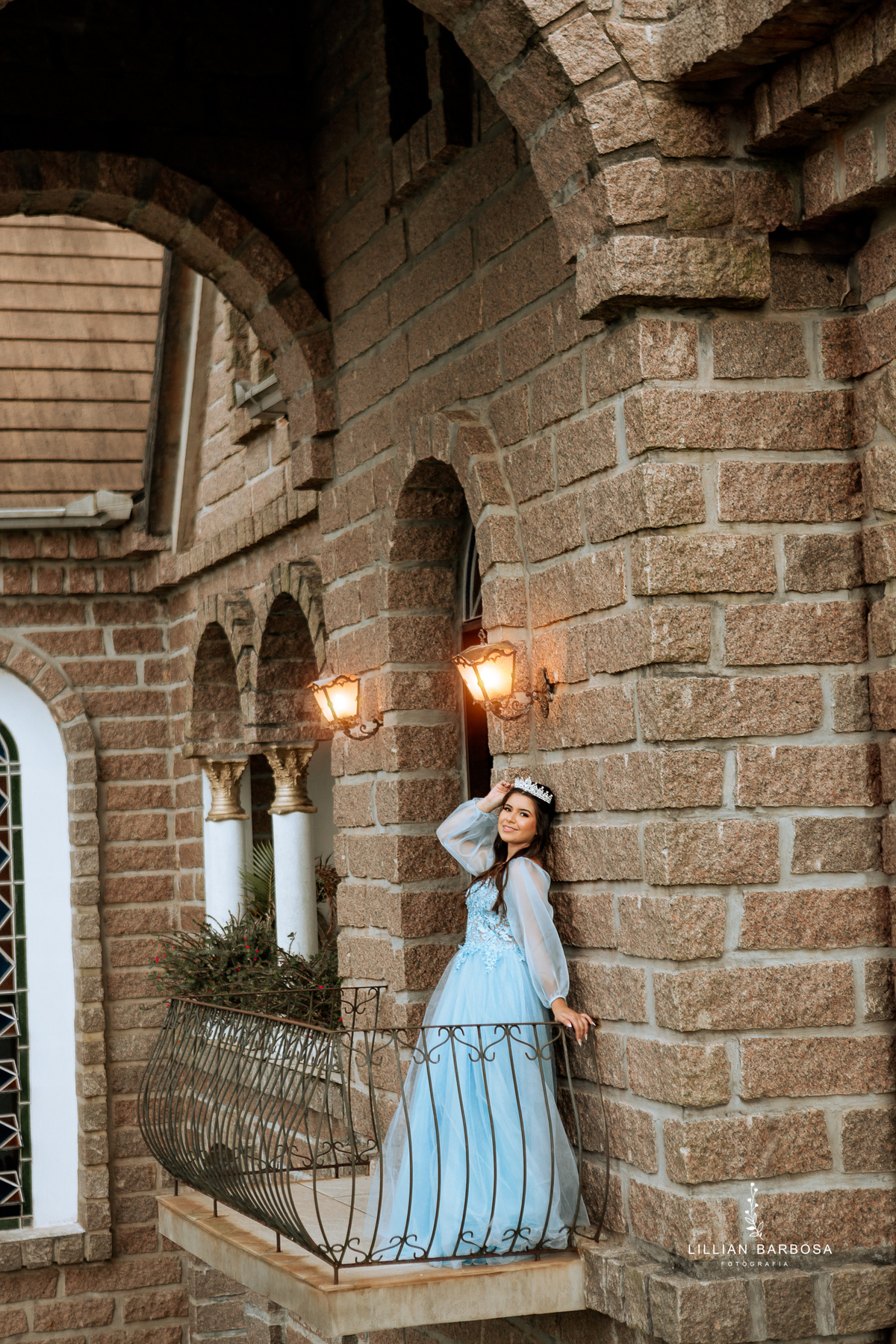 ensaio-de-quinze-anos-castelo-vestido-vermelho-Azul-bege-com-girrasoi-fotografa-de-lauro-muller-santa-catarina