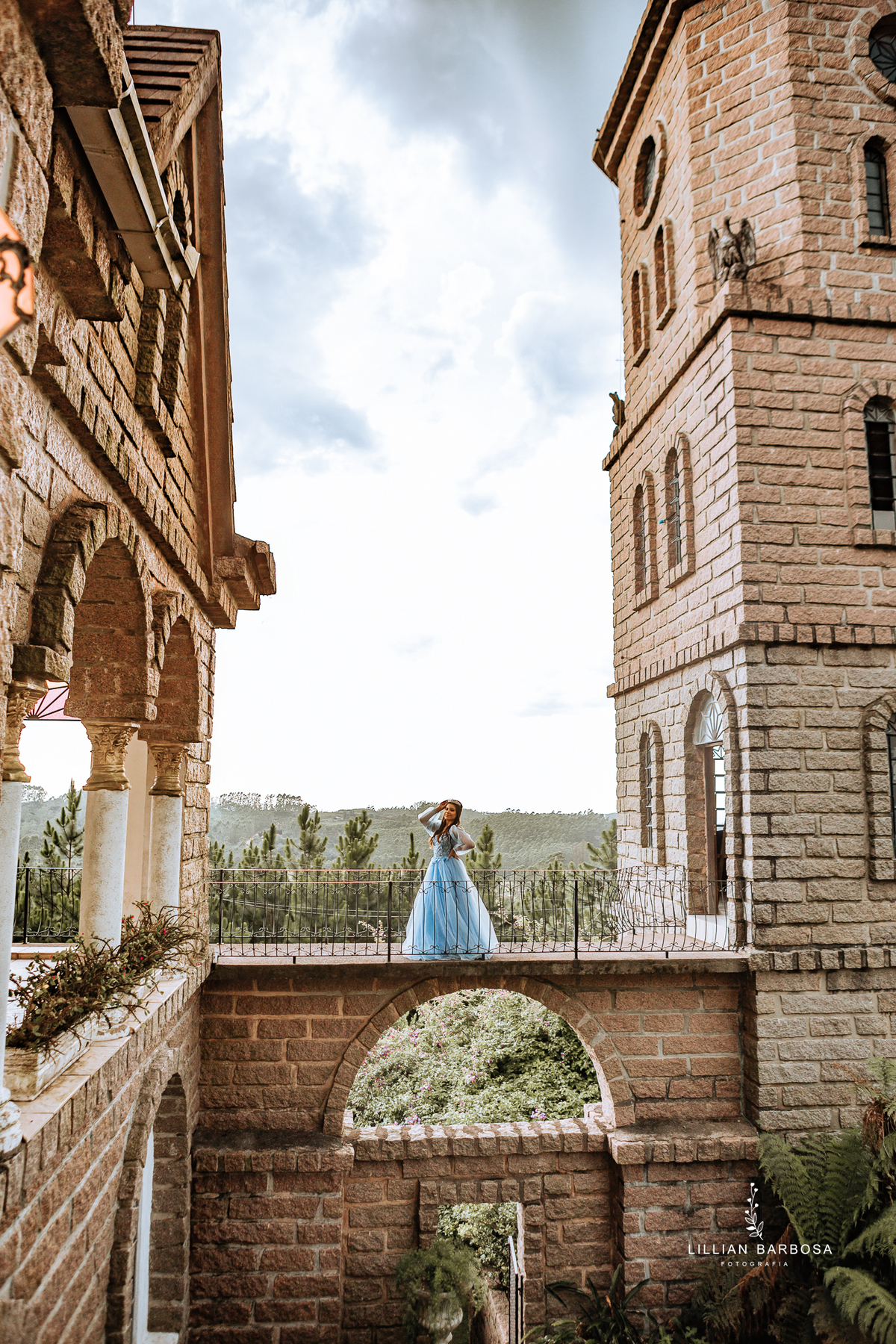 ensaio-de-quinze-anos-castelo-vestido-vermelho-Azul-bege-com-girrasoi-fotografa-de-lauro-muller-santa-catarina