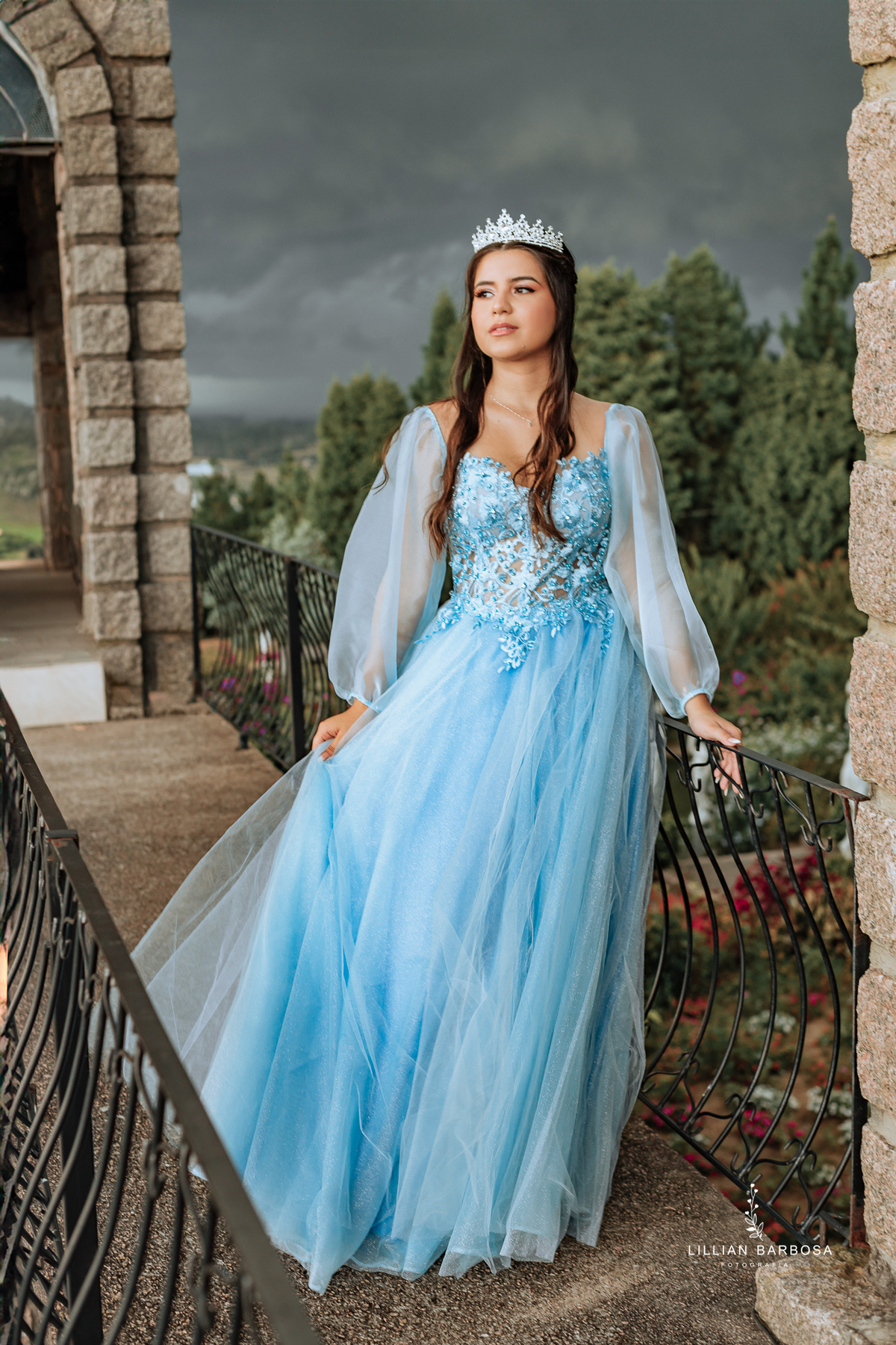 ensaio-de-quinze-anos-castelo-vestido-vermelho-Azul-bege-com-girrasoi-fotografa-de-lauro-muller-santa-catarina