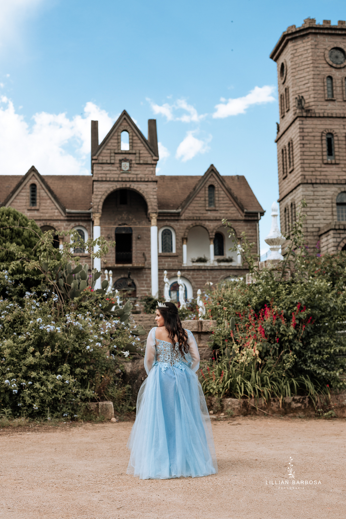 ensaio-de-quinze-anos-castelo-vestido-vermelho-Azul-bege-com-girrasoi-fotografa-de-lauro-muller-santa-catarina