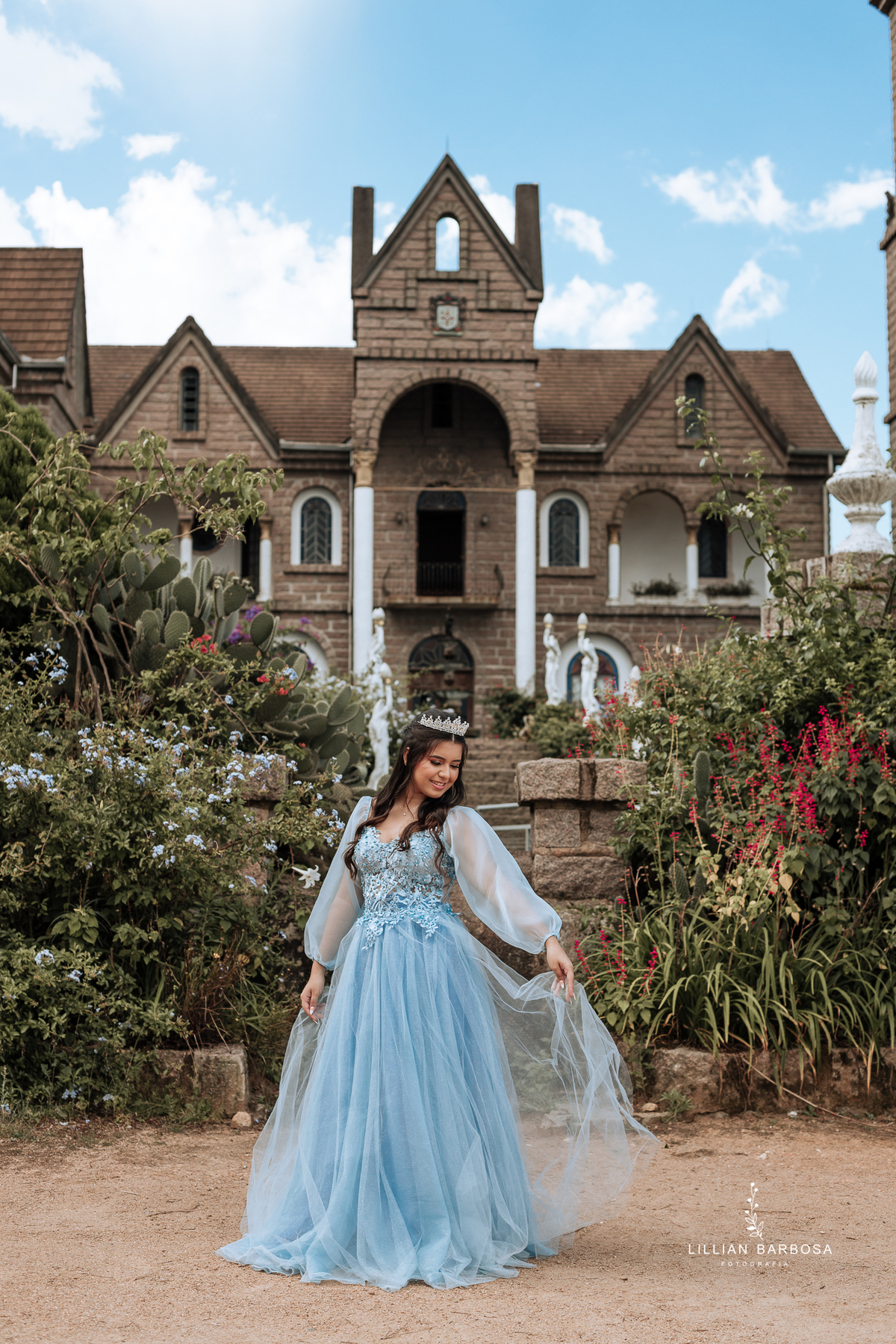 ensaio-de-quinze-anos-castelo-vestido-vermelho-Azul-bege-com-girrasoi-fotografa-de-lauro-muller-santa-catarina