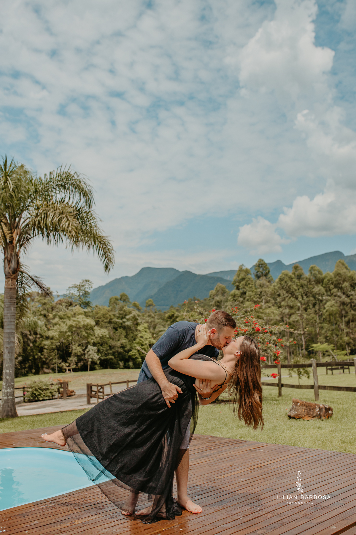 ensaio-de-casal-pousada-costao-da-serra-vestido-Vermelho-preto-piscina-fotografa-de-lauro-muller-santa-catarina 