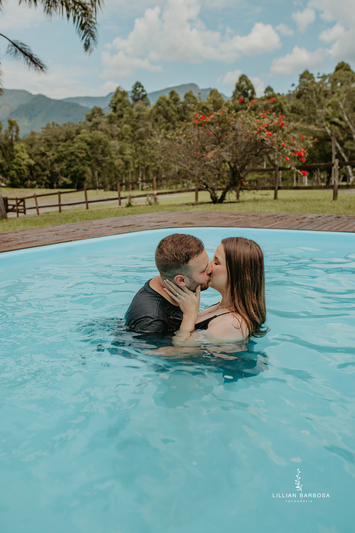 ensaio-de-casal-pousada-costao-da-serra-vestido-Vermelho-preto-piscina-fotografa-de-lauro-muller-santa-catarina 