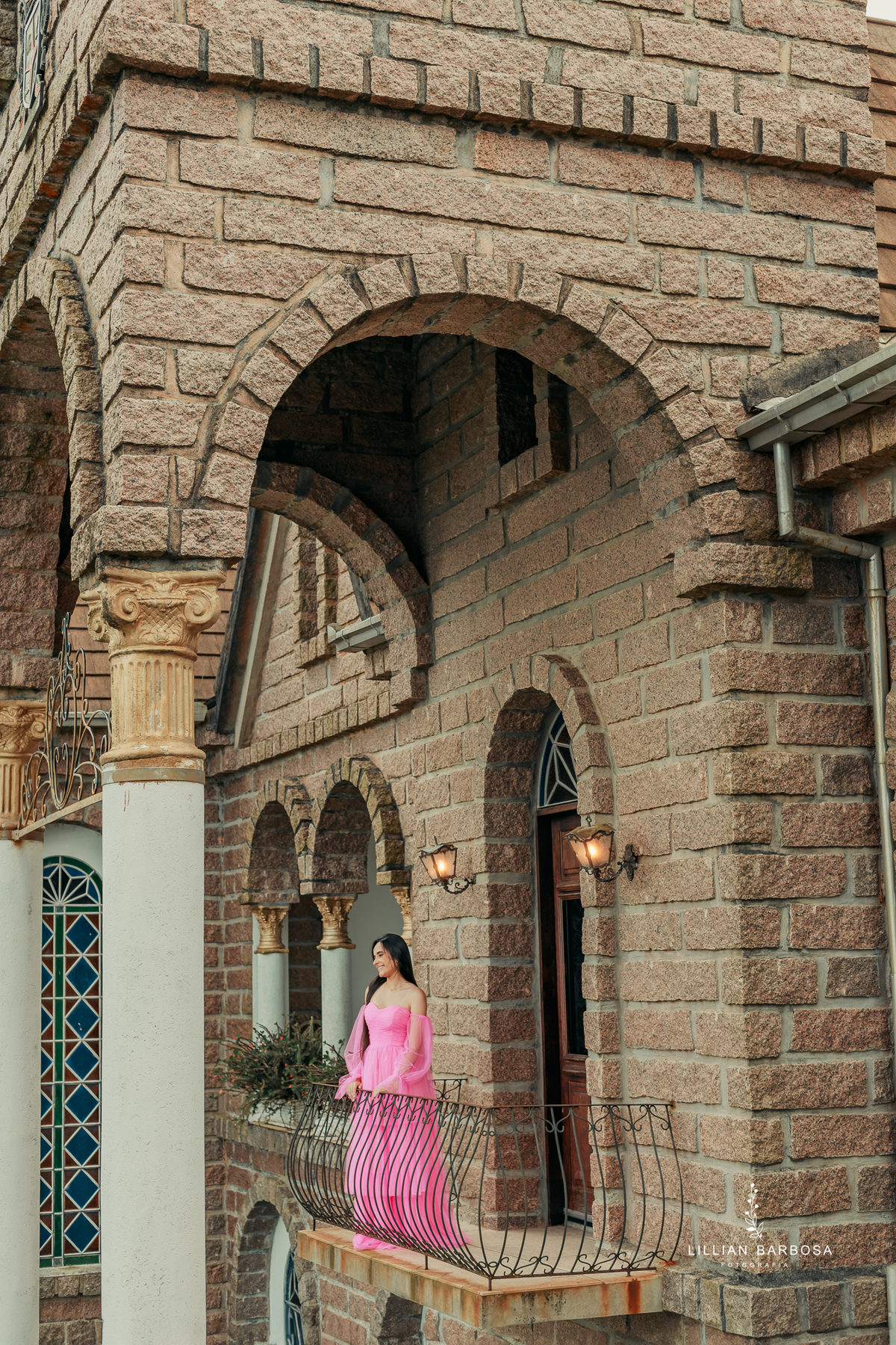 ensaio-de-quinze-anos-castelo-beldevere-e-em-pedras-grandes-campo-de-girrasois-vestido-Vermelho-rosa-azul-preto-fotografa-de-lauro-muller- fotografa-de-pedras-grandes-fotografa-de-treze-de-maio