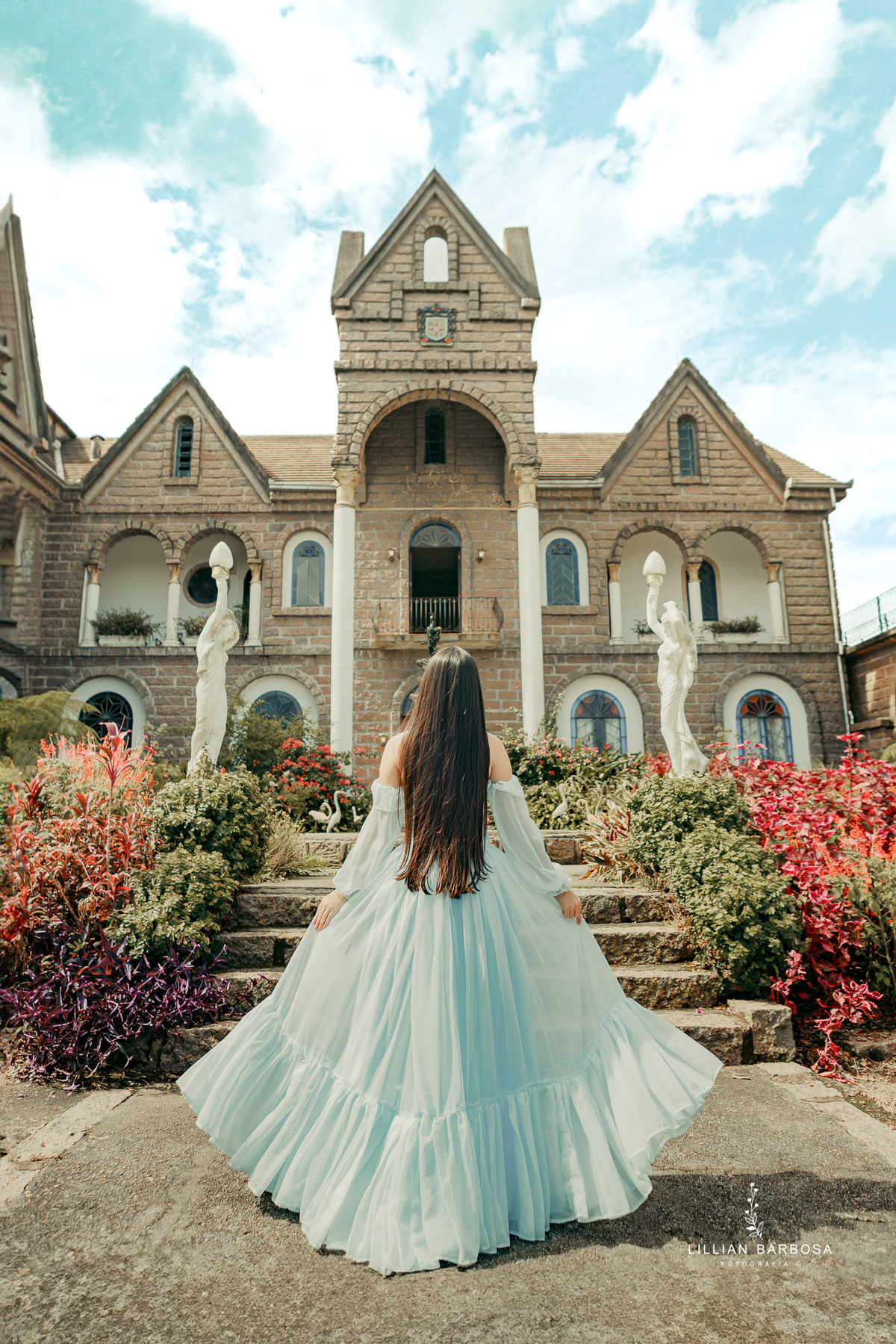 ensaio-de-quinze-anos-castelo-beldevere-e-em-pedras-grandes-campo-de-girrasois-vestido-Vermelho-rosa-azul-preto-fotografa-de-lauro-muller- fotografa-de-pedras-grandes-fotografa-de-treze-de-maio
