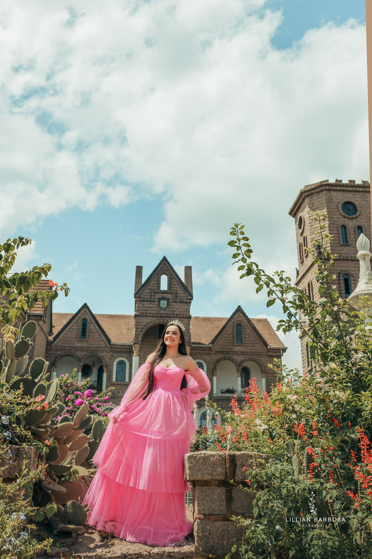 ensaio-de-quinze-anos-castelo-beldevere-e-em-pedras-grandes-campo-de-girrasois-vestido-Vermelho-rosa-azul-preto-fotografa-de-lauro-muller- fotografa-de-pedras-grandes-fotografa-de-treze-de-maio