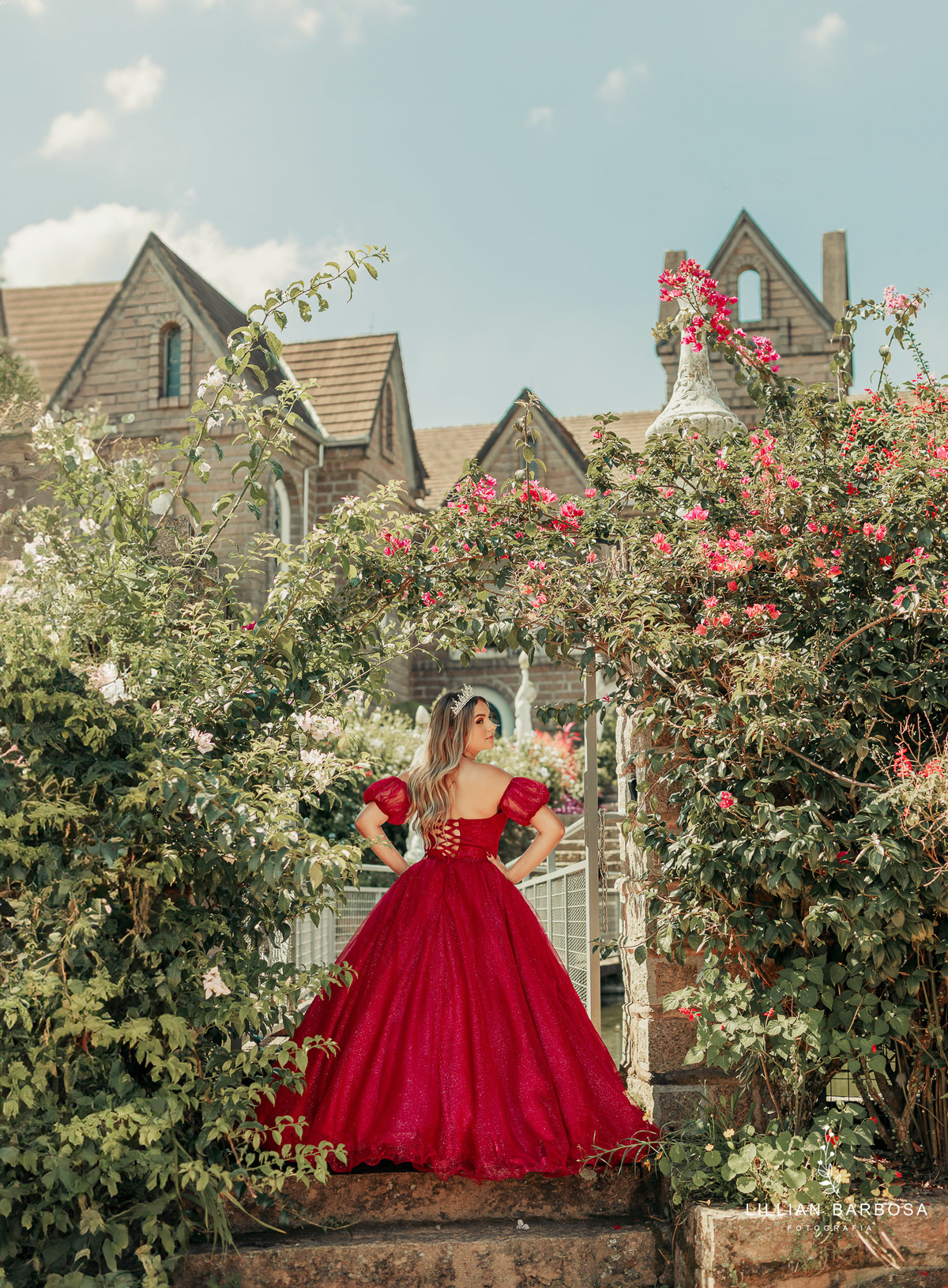 ensaio-de-quinze-anos-castelo-beldevere-vestido-rosa-vermelho-preto-brilho-fotografa-de-lauro-muller- fotografa-fotografa-de-treze-de-maio