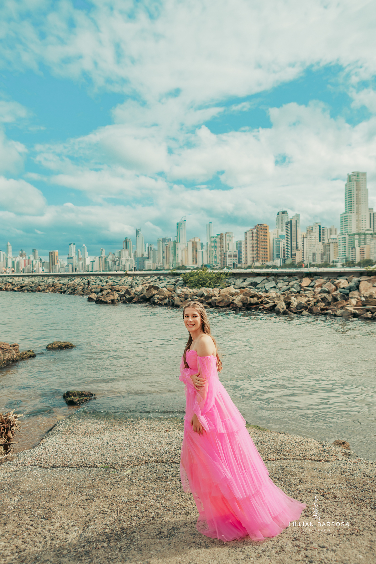 ensaio-de-quinze-anos-balneario-camburiu-florianopolis-vestido-rosa-vermelho-preto-fotografa-de-lauro-muller- fotografa-fotografa-de-florioa-forianopolos-balneario-camburui