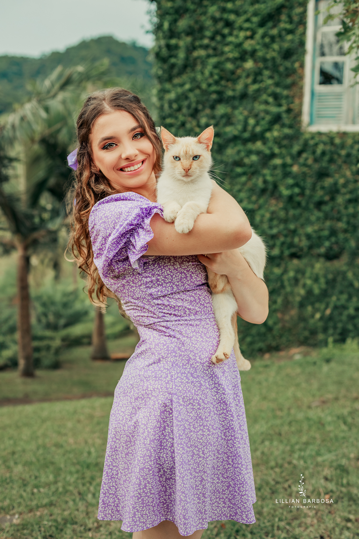 ensaio-de-quinze-anos-fazenda-sao-lorezo-sideropolis--foto-com-animais-foto-com-gato-vestido-rosa-roxo-prenda-piqueinique-fotografa-de-lauro-muller- fotografa-fotografa-de-sideropolis