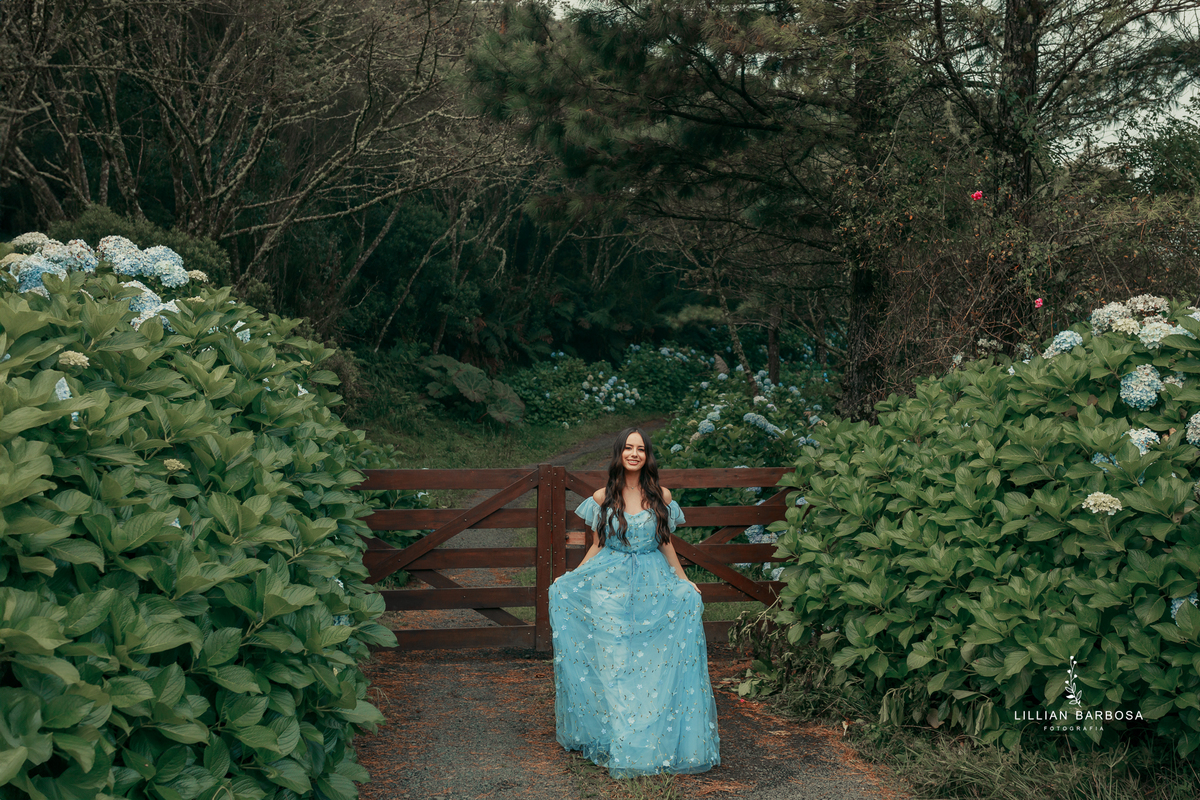 ensaio-de-quinze-anos-serra-dorio-do-rastro-vestido-rosa-azul-jeans-croped-vestido-branco-fotografa-de-lauro-muller- fotografa-fotografa-de-serra-d-do-rio-rastro