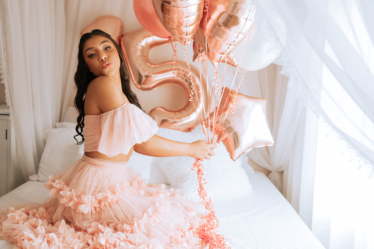 ensaio-de-quinze-anos-atelie-daniela-nagel-Castelo-belvedere-vestido-rosa-azul-conjunto-branco-fotografa-de-lauro-muller- fotografa-fotografa-de-orleans-fotografa-de-treze-de-maio-