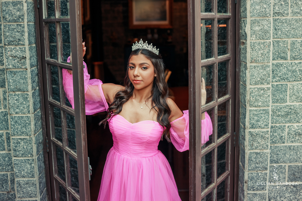 ensaio-de-quinze-anos-atelie-daniela-nagel-Castelo-belvedere-vestido-rosa-azul-conjunto-branco-fotografa-de-lauro-muller- fotografa-fotografa-de-orleans-fotografa-de-treze-de-maio-