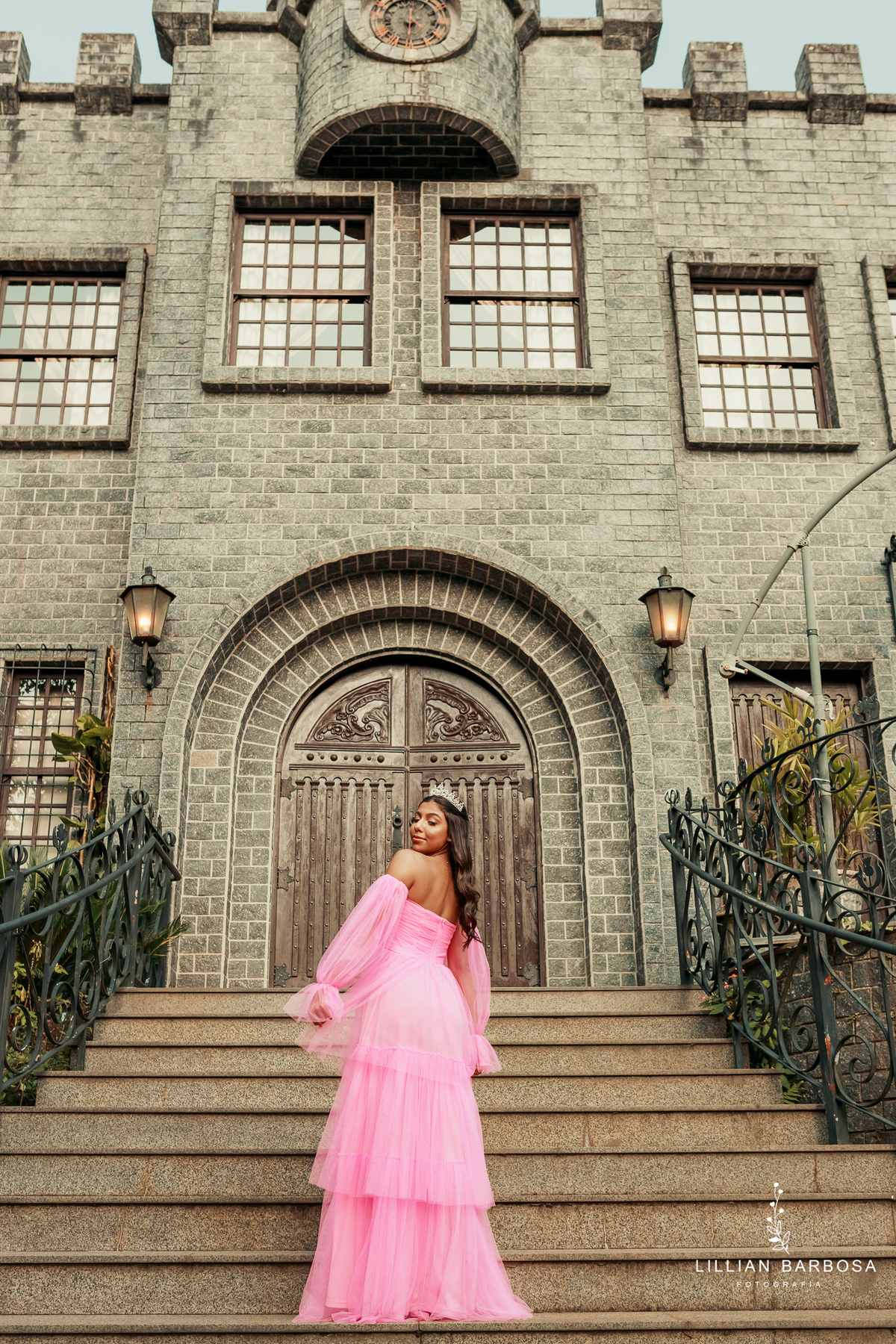 ensaio-de-quinze-anos-atelie-daniela-nagel-Castelo-belvedere-vestido-rosa-azul-conjunto-branco-fotografa-de-lauro-muller- fotografa-fotografa-de-orleans-fotografa-de-treze-de-maio-