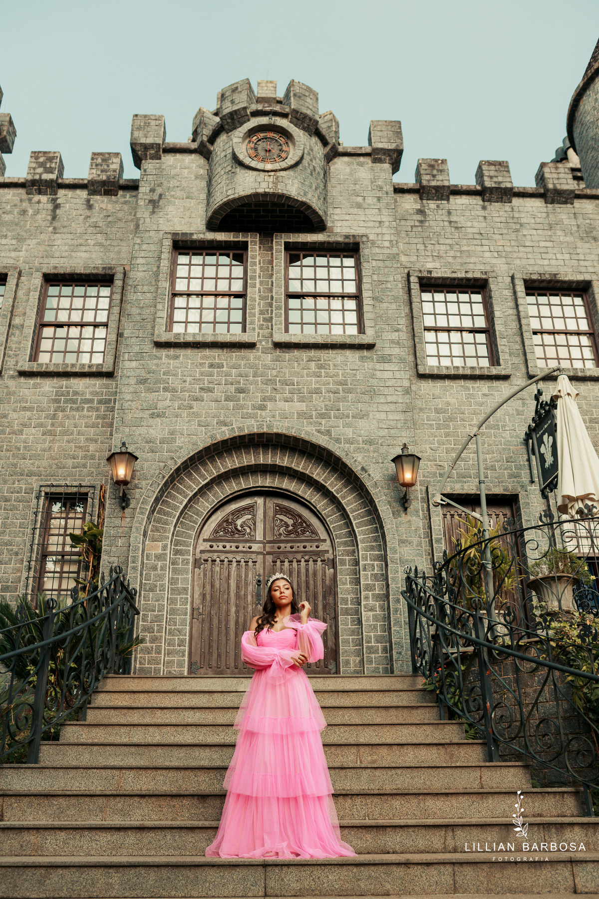 ensaio-de-quinze-anos-atelie-daniela-nagel-Castelo-belvedere-vestido-rosa-azul-conjunto-branco-fotografa-de-lauro-muller- fotografa-fotografa-de-orleans-fotografa-de-treze-de-maio-