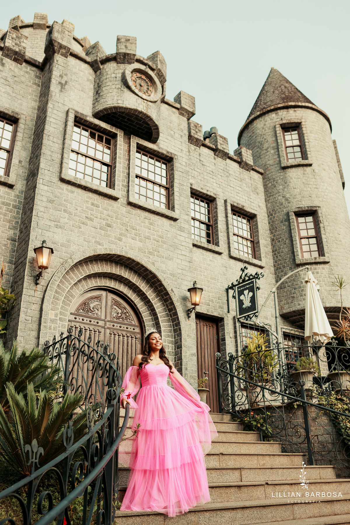ensaio-de-quinze-anos-atelie-daniela-nagel-Castelo-belvedere-vestido-rosa-azul-conjunto-branco-fotografa-de-lauro-muller- fotografa-fotografa-de-orleans-fotografa-de-treze-de-maio-
