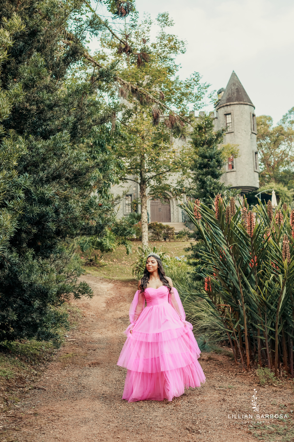 ensaio-de-quinze-anos-atelie-daniela-nagel-Castelo-belvedere-vestido-rosa-azul-conjunto-branco-fotografa-de-lauro-muller- fotografa-fotografa-de-orleans-fotografa-de-treze-de-maio-