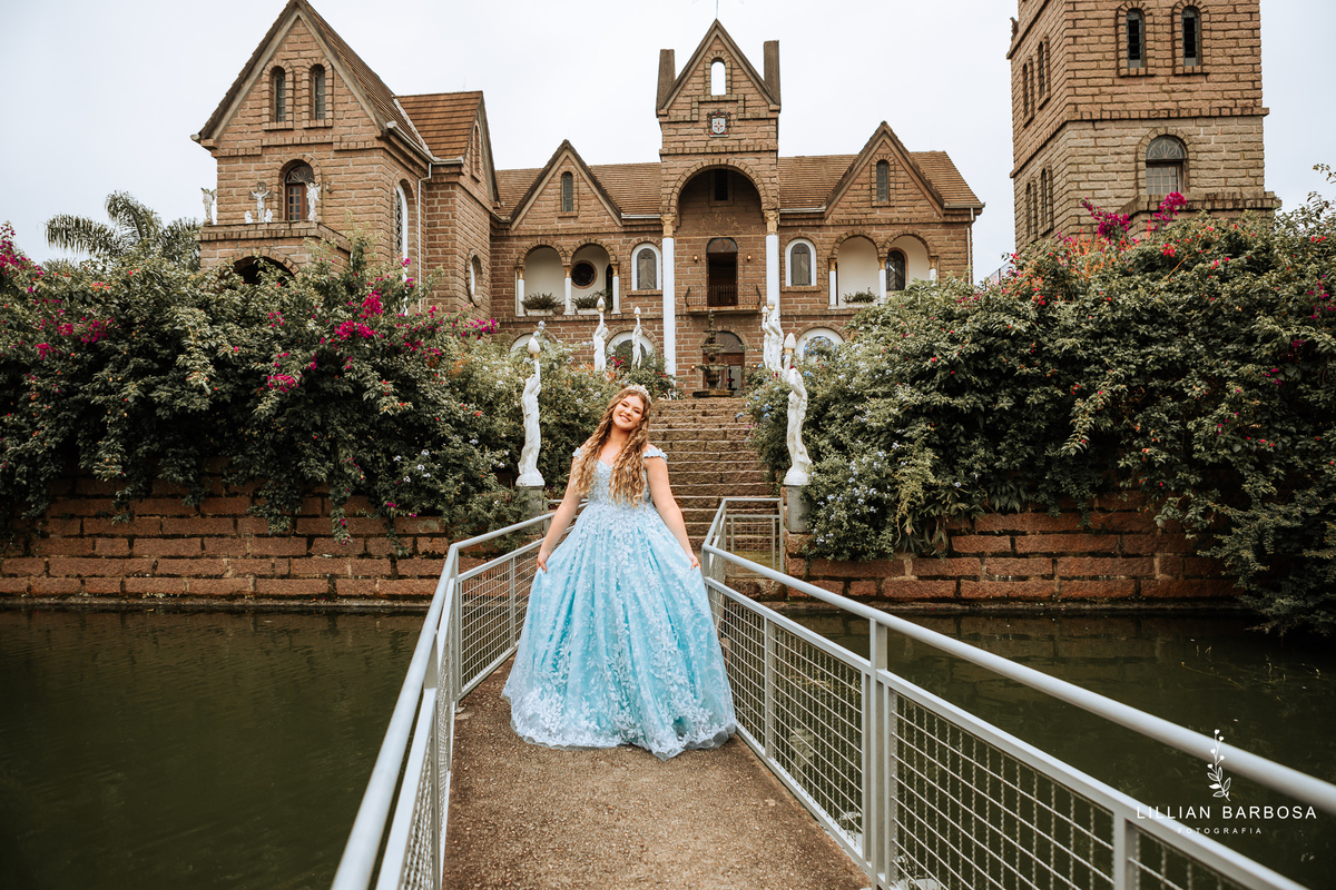 ensaio-de-quinze-anos-Castelo-belvedere-vestido-rosa-azul-conjunto-branco-fotografa-de-lauro-muller- fotografa-fotografa-de-orleans-fotografa-de-treze-de-maio