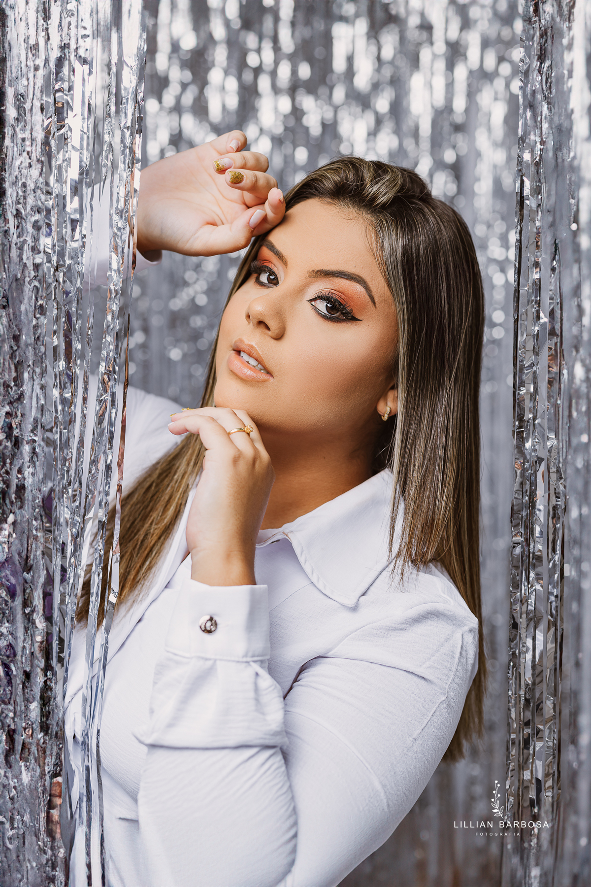 ensaio-pessoal-ensaio-de-aniversario-calça-Brilho-vestido-veermelho-baloes-cortina-prata-estudio-lillian-barbosa-fotografa-de-lauro-muller-santa-catarina