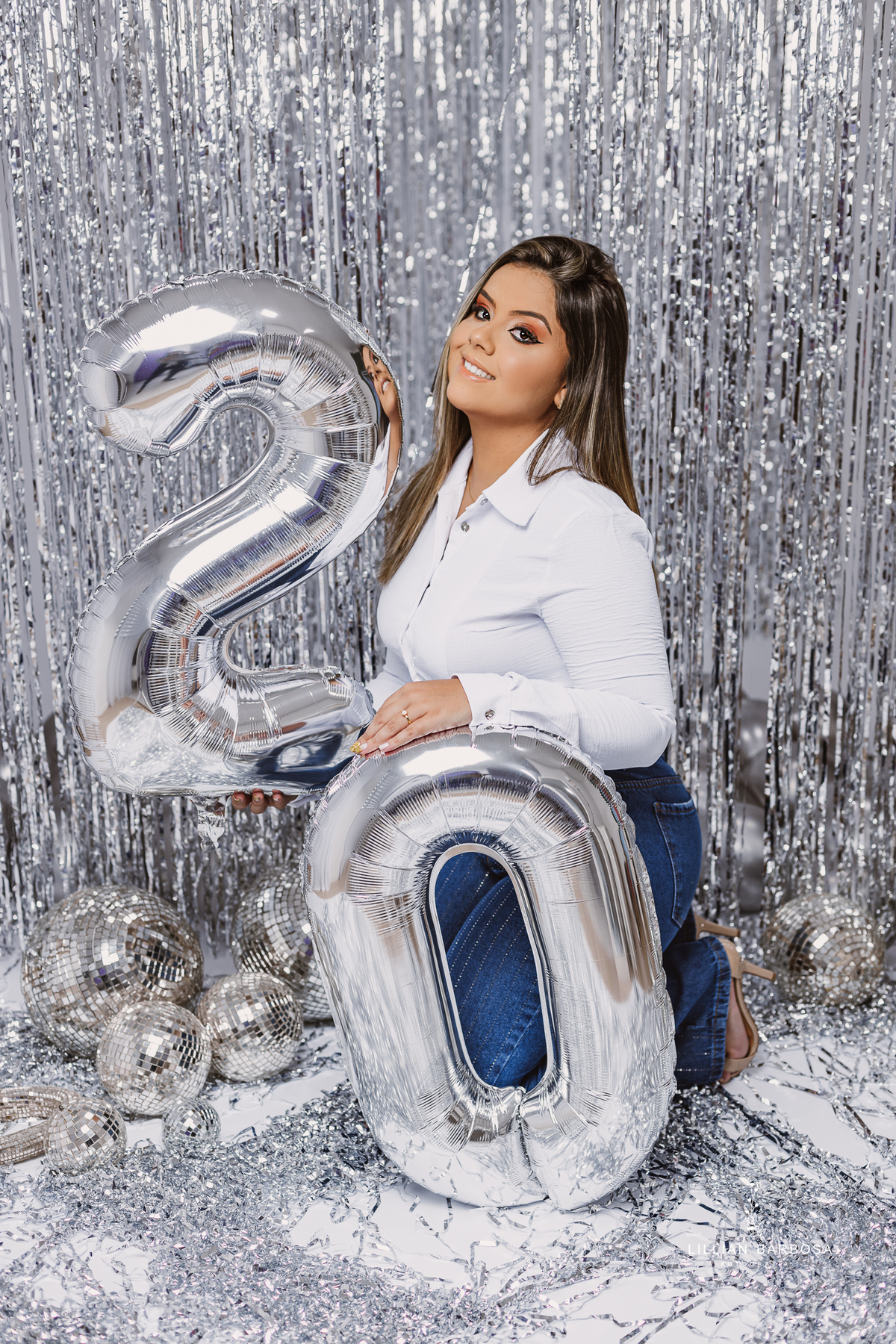 ensaio-pessoal-ensaio-de-aniversario-calça-Brilho-vestido-veermelho-baloes-cortina-prata-estudio-lillian-barbosa-fotografa-de-lauro-muller-santa-catarina