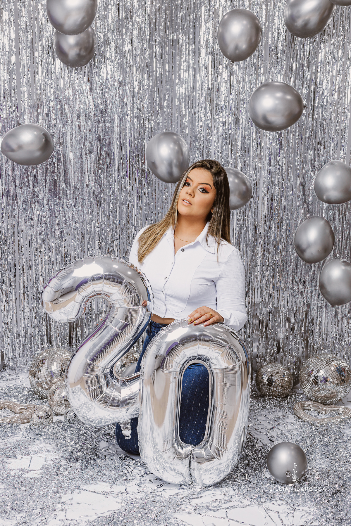 ensaio-pessoal-ensaio-de-aniversario-calça-Brilho-vestido-veermelho-baloes-cortina-prata-estudio-lillian-barbosa-fotografa-de-lauro-muller-santa-catarina