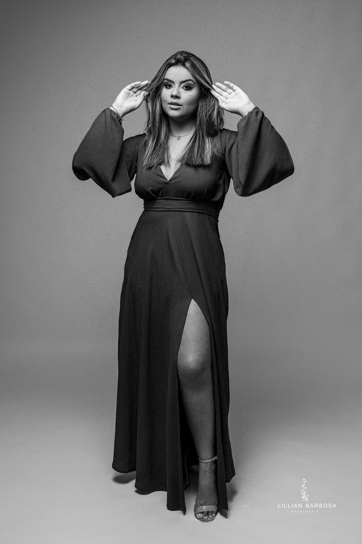 ensaio-pessoal-ensaio-de-aniversario-calça-Brilho-vestido-veermelho-baloes-cortina-prata-estudio-lillian-barbosa-fotografa-de-lauro-muller-santa-catarina