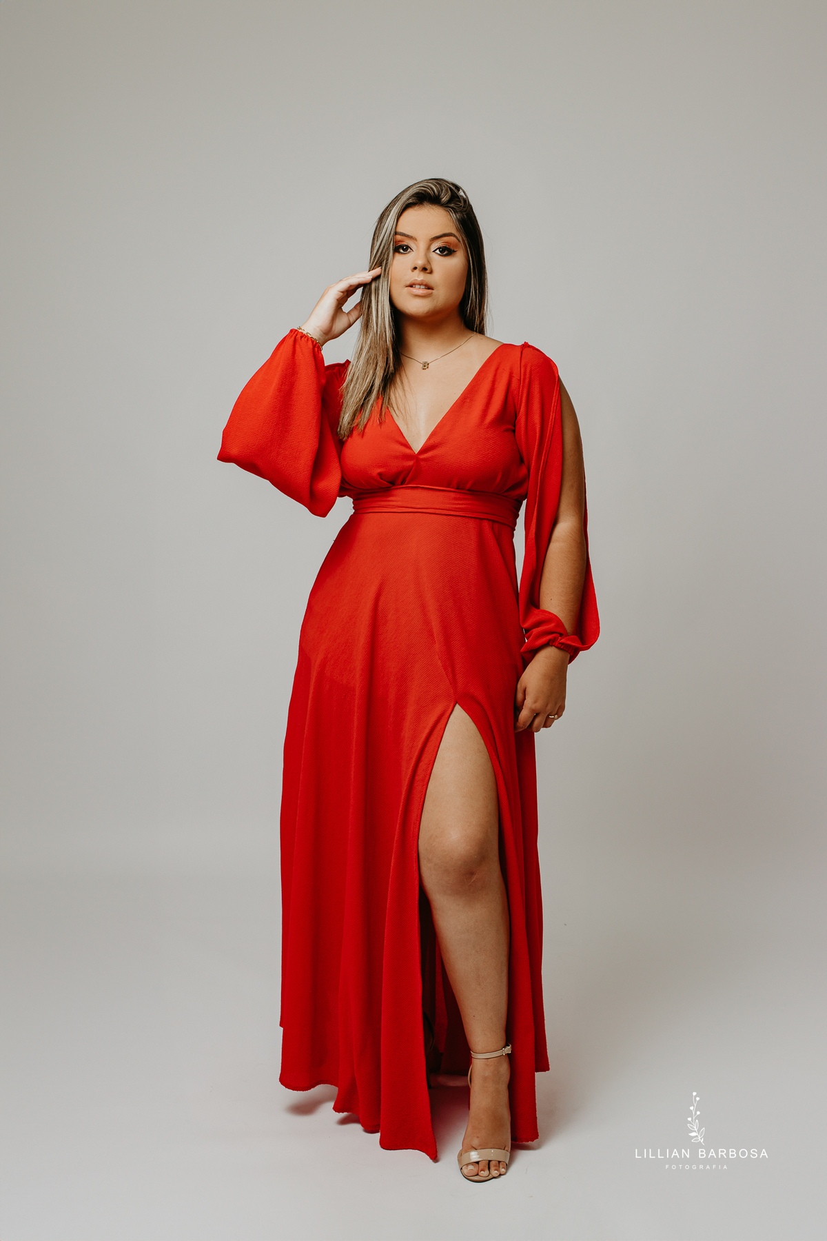 ensaio-pessoal-ensaio-de-aniversario-calça-Brilho-vestido-veermelho-baloes-cortina-prata-estudio-lillian-barbosa-fotografa-de-lauro-muller-santa-catarina