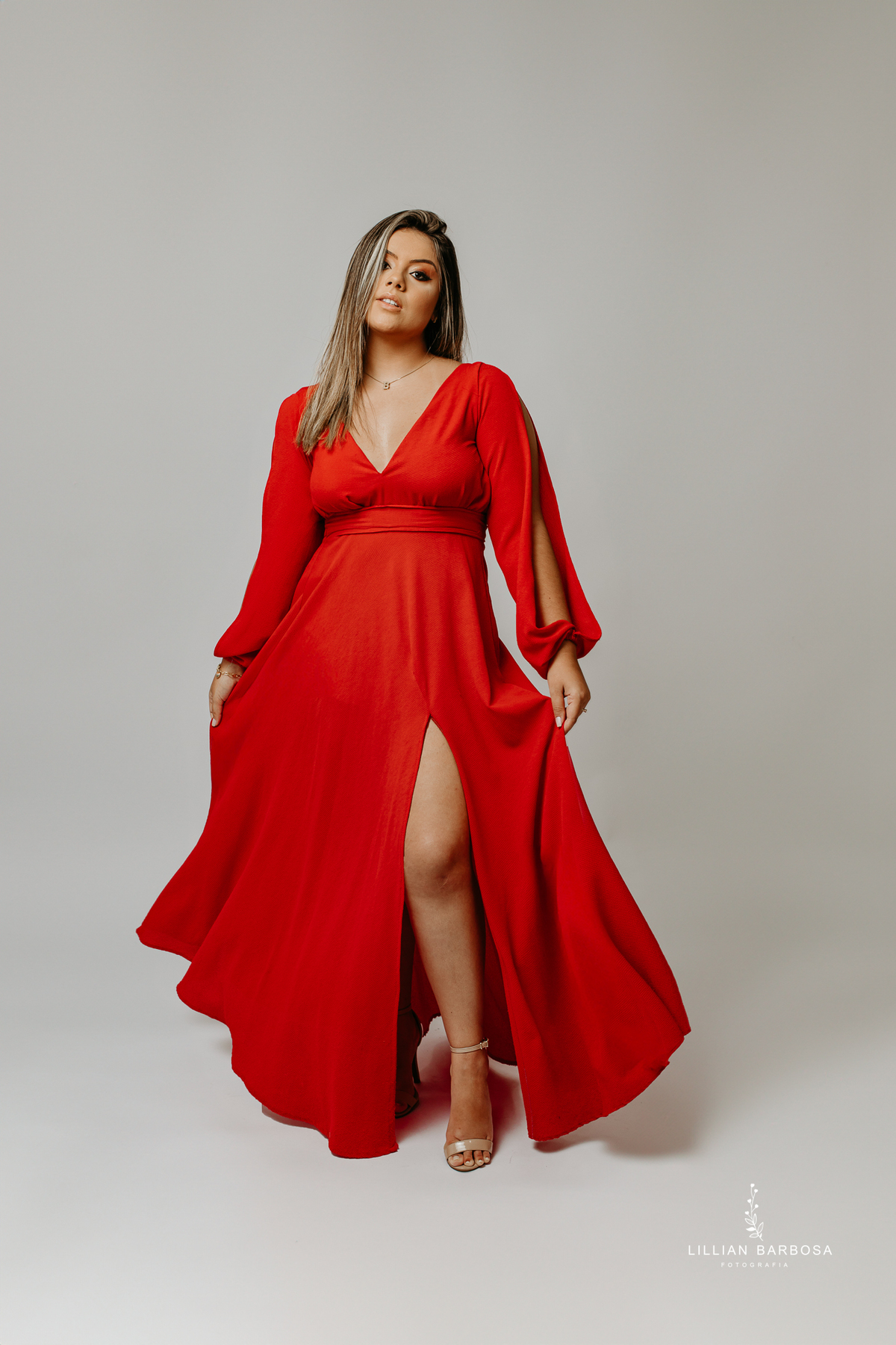 ensaio-pessoal-ensaio-de-aniversario-calça-Brilho-vestido-veermelho-baloes-cortina-prata-estudio-lillian-barbosa-fotografa-de-lauro-muller-santa-catarina