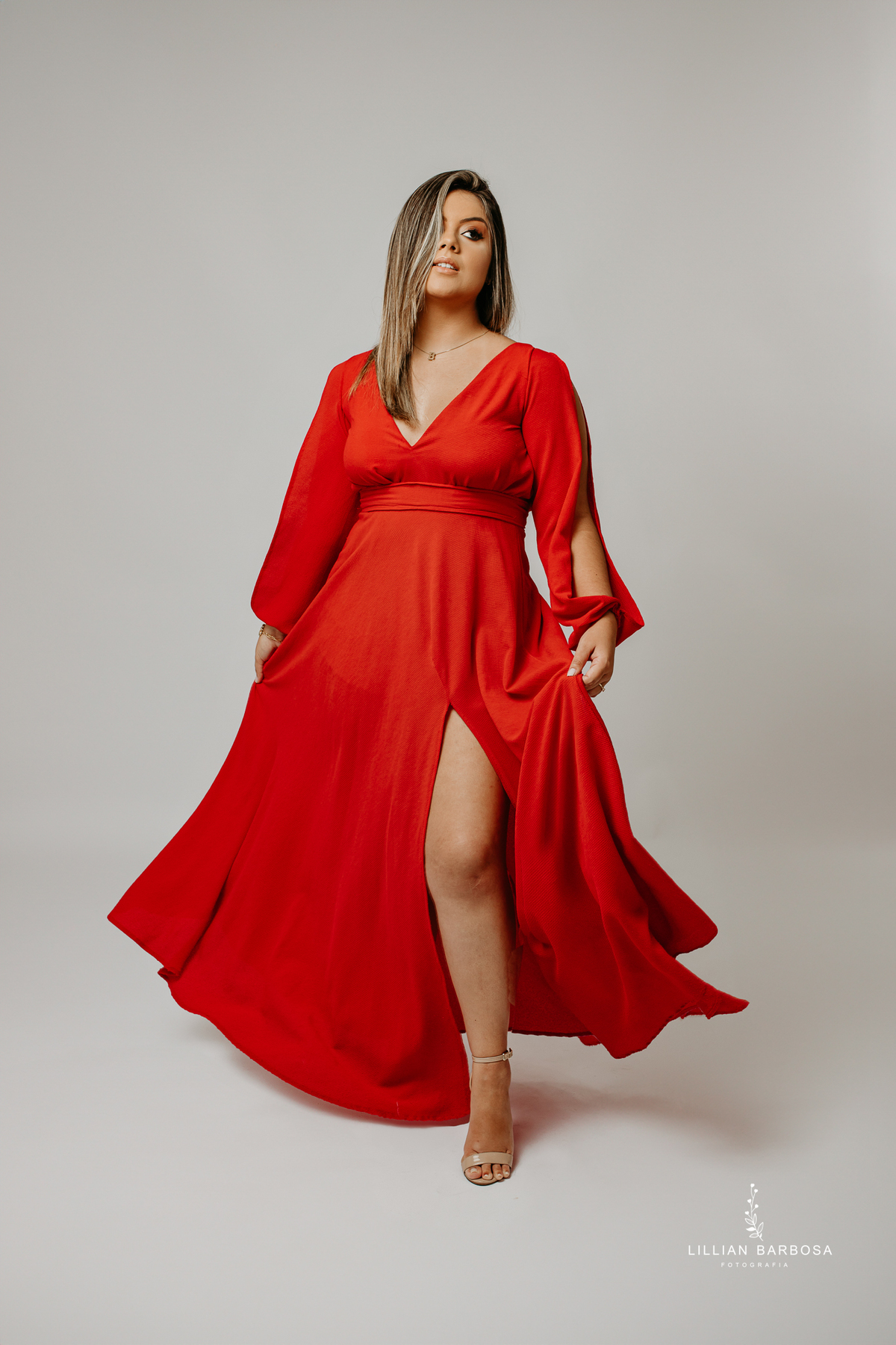 ensaio-pessoal-ensaio-de-aniversario-calça-Brilho-vestido-veermelho-baloes-cortina-prata-estudio-lillian-barbosa-fotografa-de-lauro-muller-santa-catarina