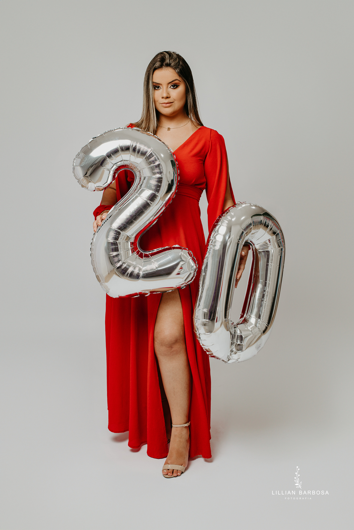 ensaio-pessoal-ensaio-de-aniversario-calça-Brilho-vestido-veermelho-baloes-cortina-prata-estudio-lillian-barbosa-fotografa-de-lauro-muller-santa-catarina