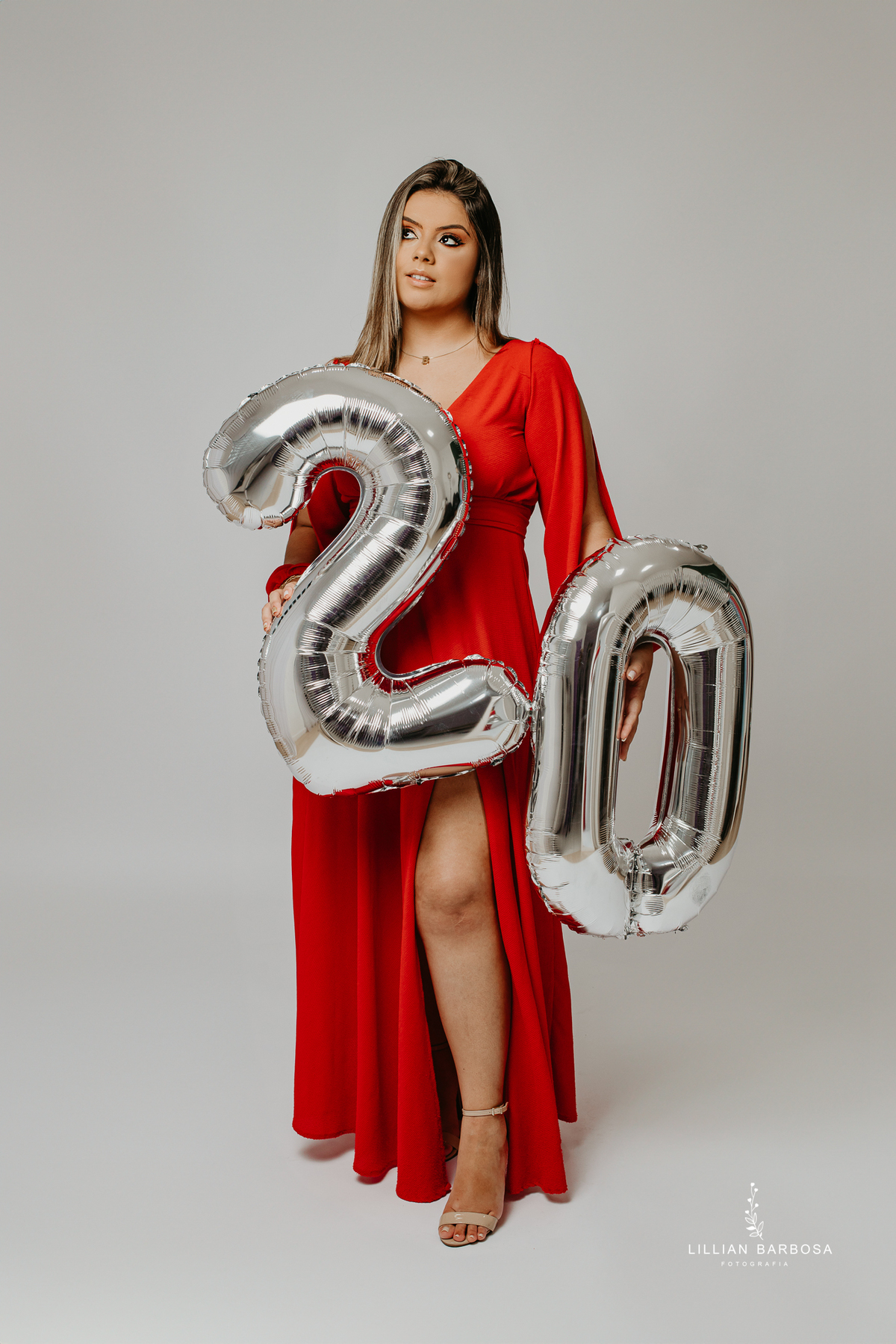 ensaio-pessoal-ensaio-de-aniversario-calça-Brilho-vestido-veermelho-baloes-cortina-prata-estudio-lillian-barbosa-fotografa-de-lauro-muller-santa-catarina