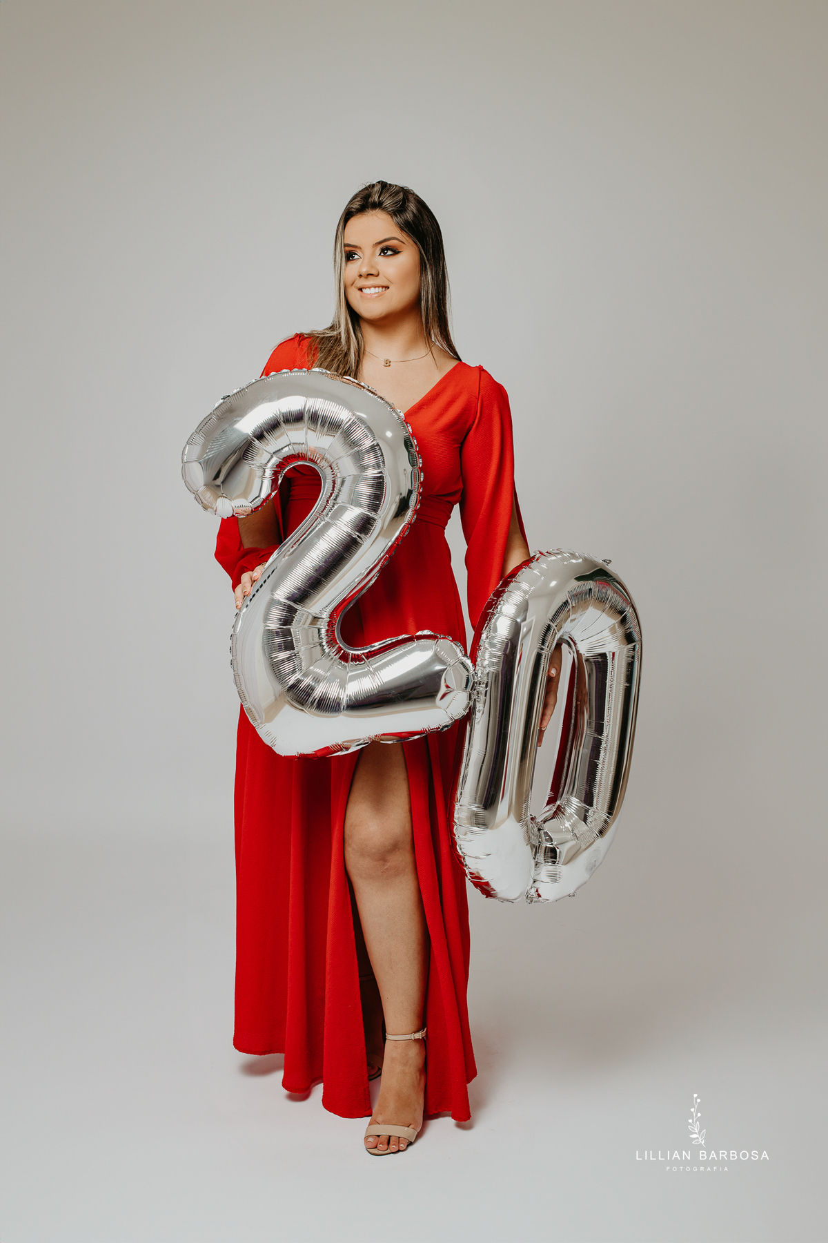 ensaio-pessoal-ensaio-de-aniversario-calça-Brilho-vestido-veermelho-baloes-cortina-prata-estudio-lillian-barbosa-fotografa-de-lauro-muller-santa-catarina