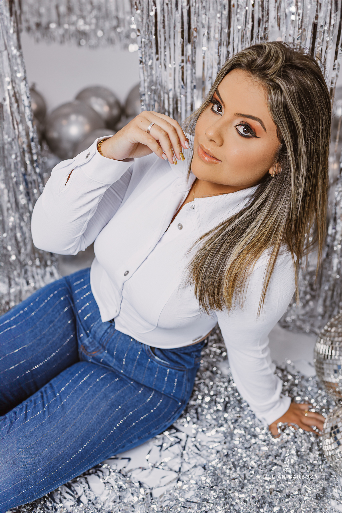 ensaio-pessoal-ensaio-de-aniversario-calça-Brilho-vestido-veermelho-baloes-cortina-prata-estudio-lillian-barbosa-fotografa-de-lauro-muller-santa-catarina