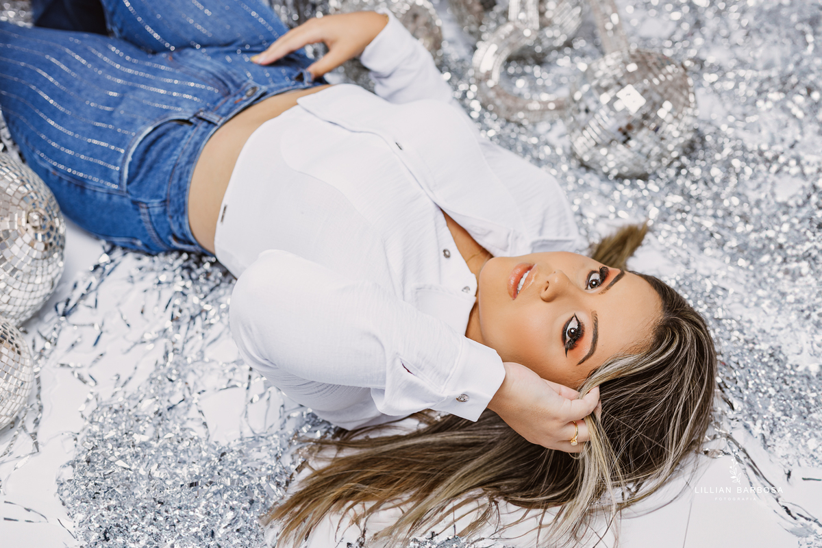 ensaio-pessoal-ensaio-de-aniversario-calça-Brilho-vestido-veermelho-baloes-cortina-prata-estudio-lillian-barbosa-fotografa-de-lauro-muller-santa-catarina